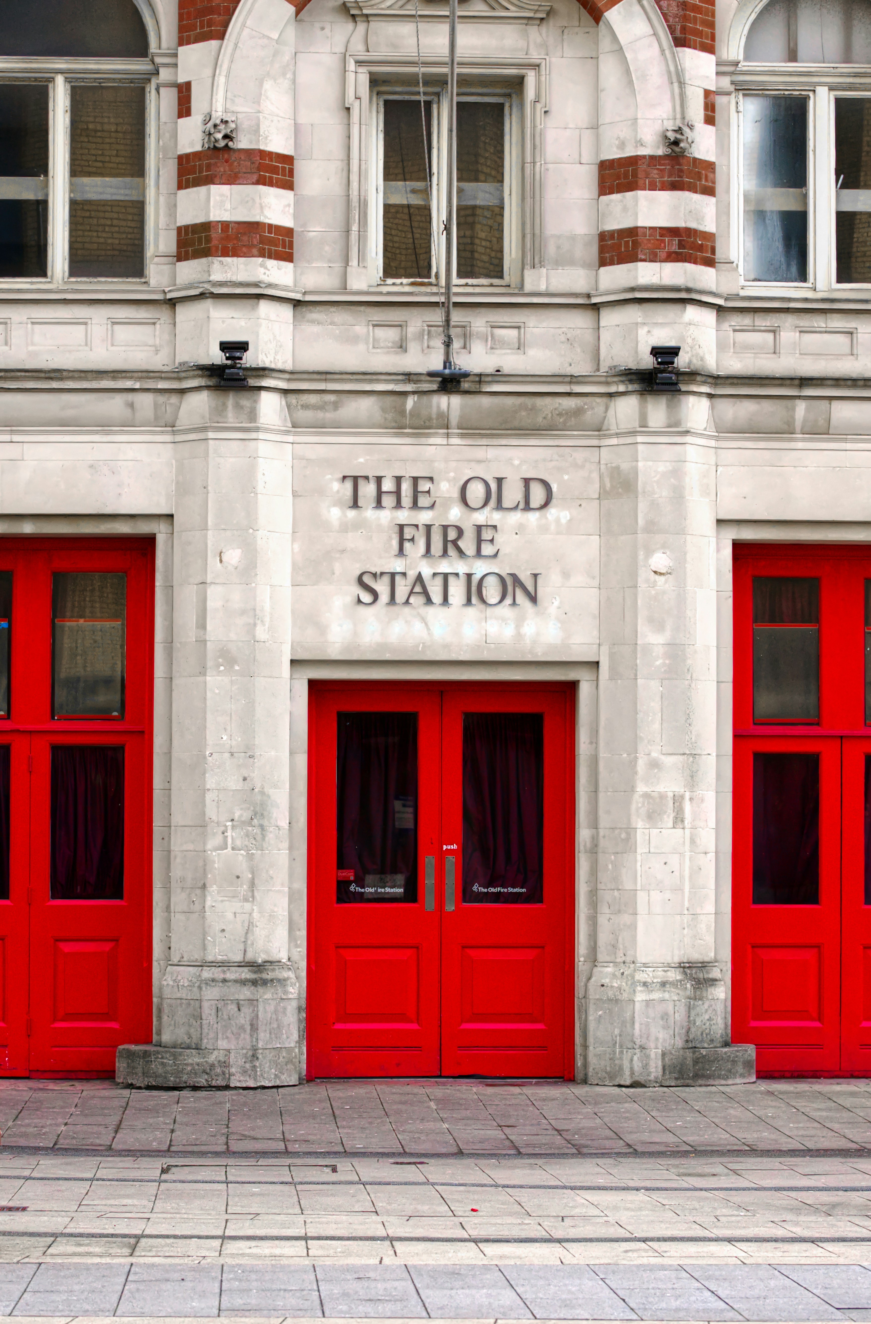 古い消防署には赤いドアと窓があります