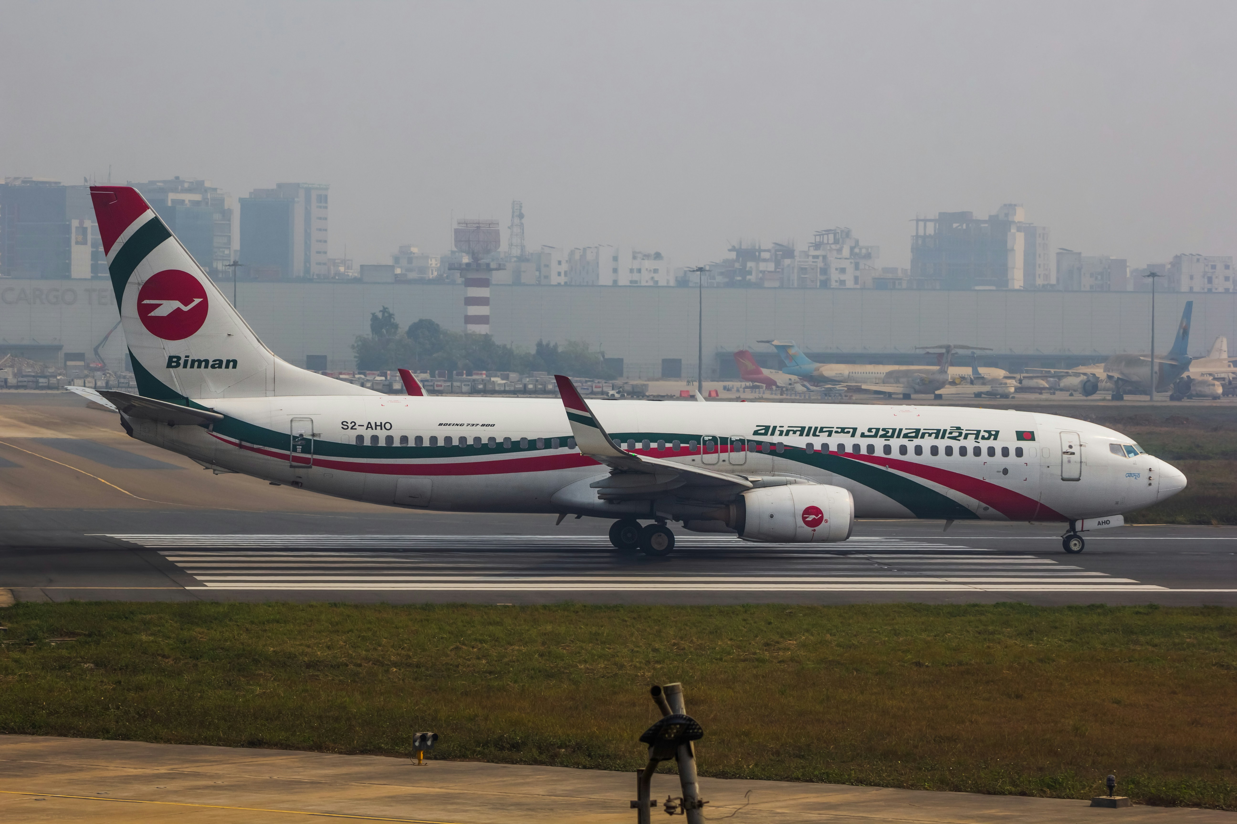 Un gran avión de pasajeros sentado en la parte superior de la pista de un aeropuerto