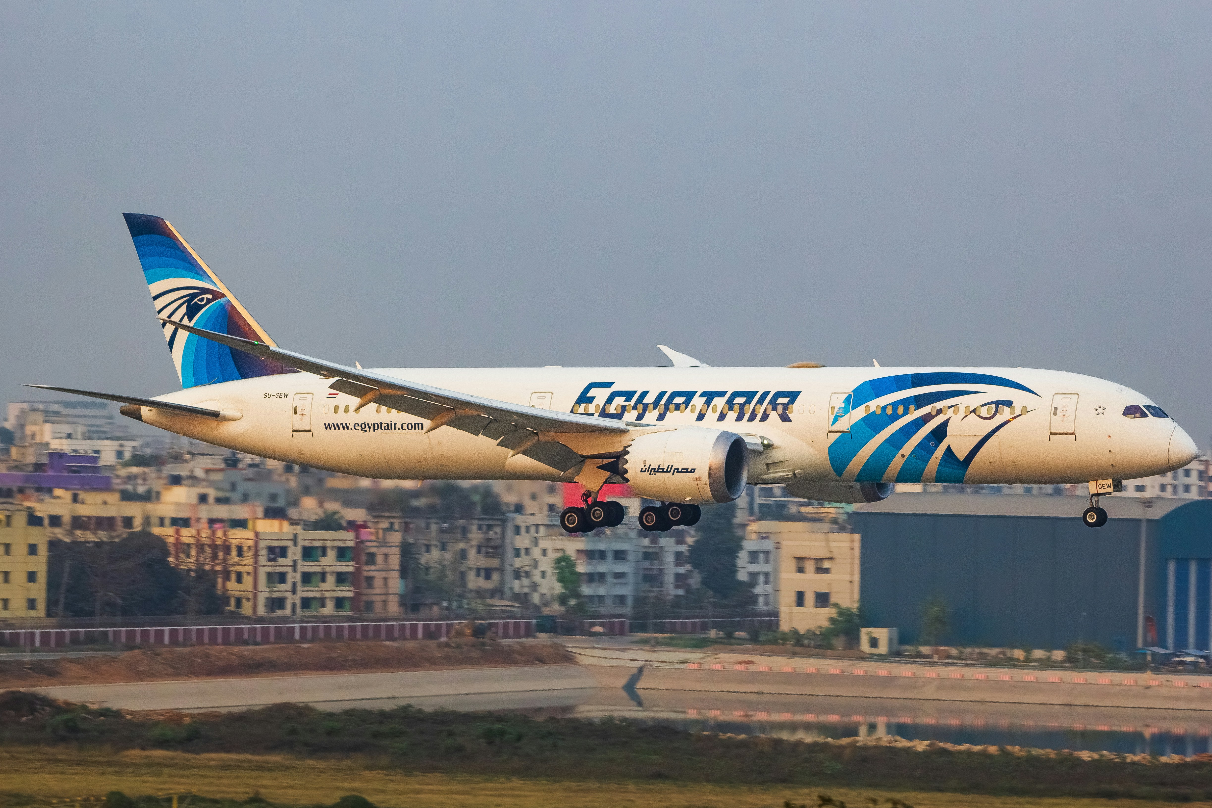 Un gran avión de pasajeros despegando de la pista de un aeropuerto