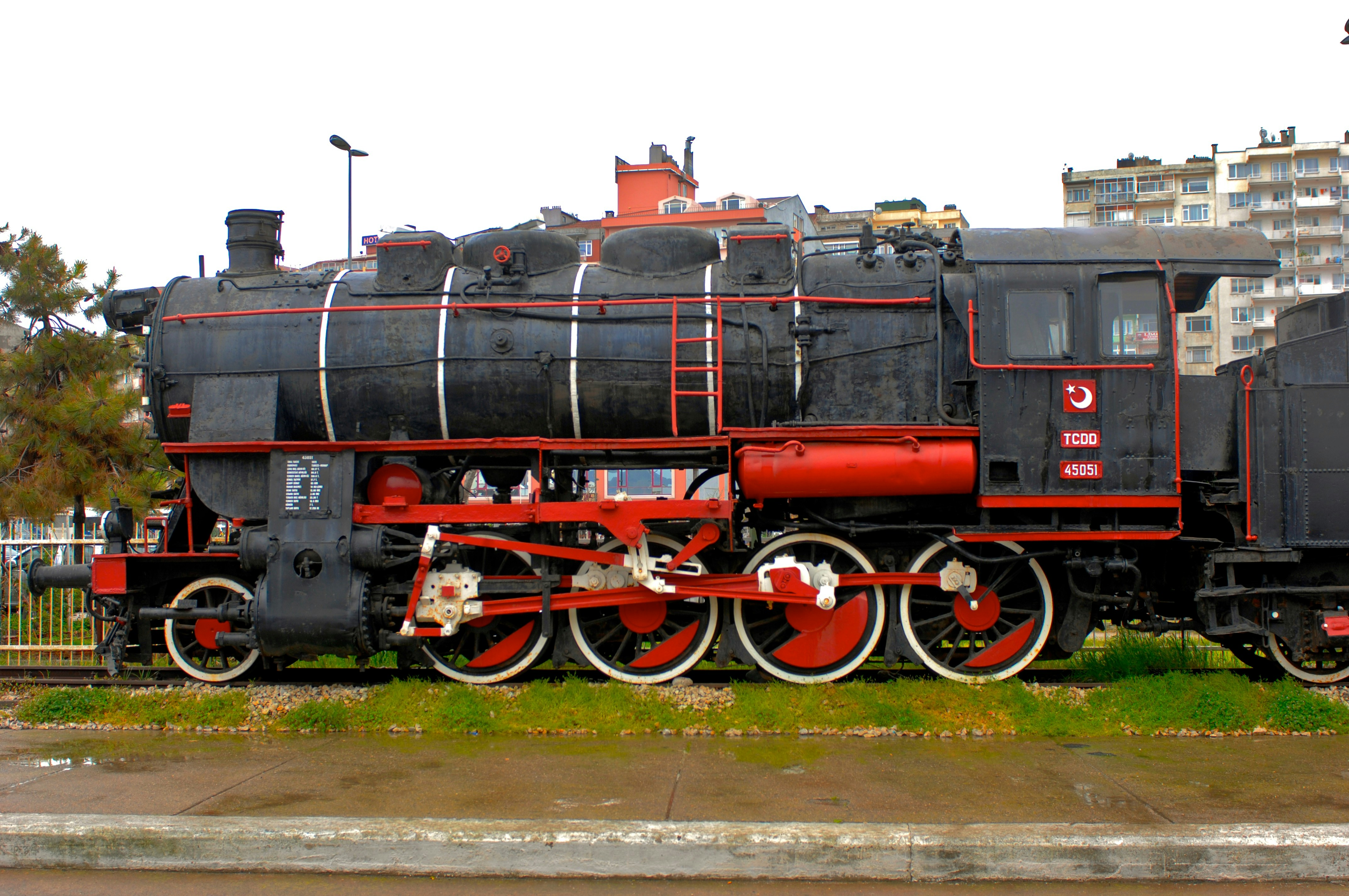 A black and red train engine sitting on the tracks