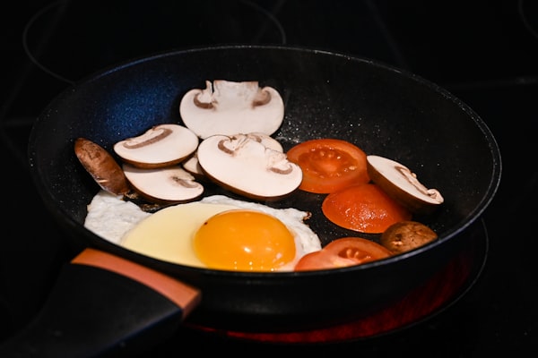 Roerei met chorizo en champignons — receptfoto