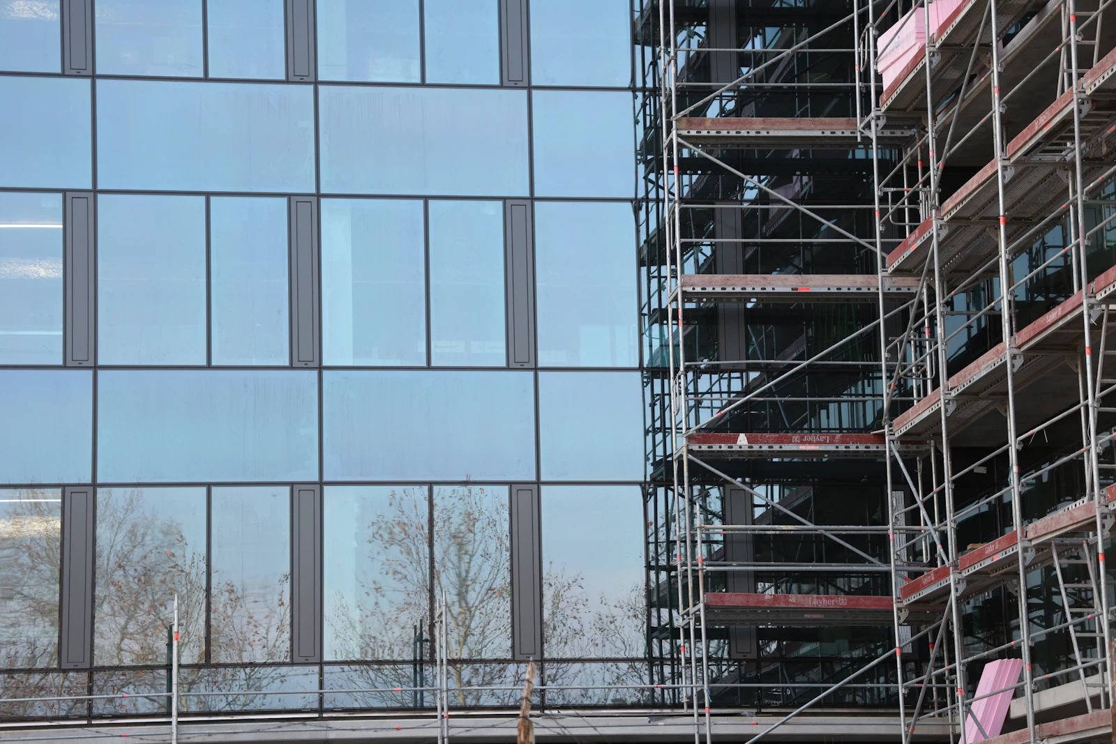 Gerüst vor einer großen Glasfassade eines Bürogebäudes