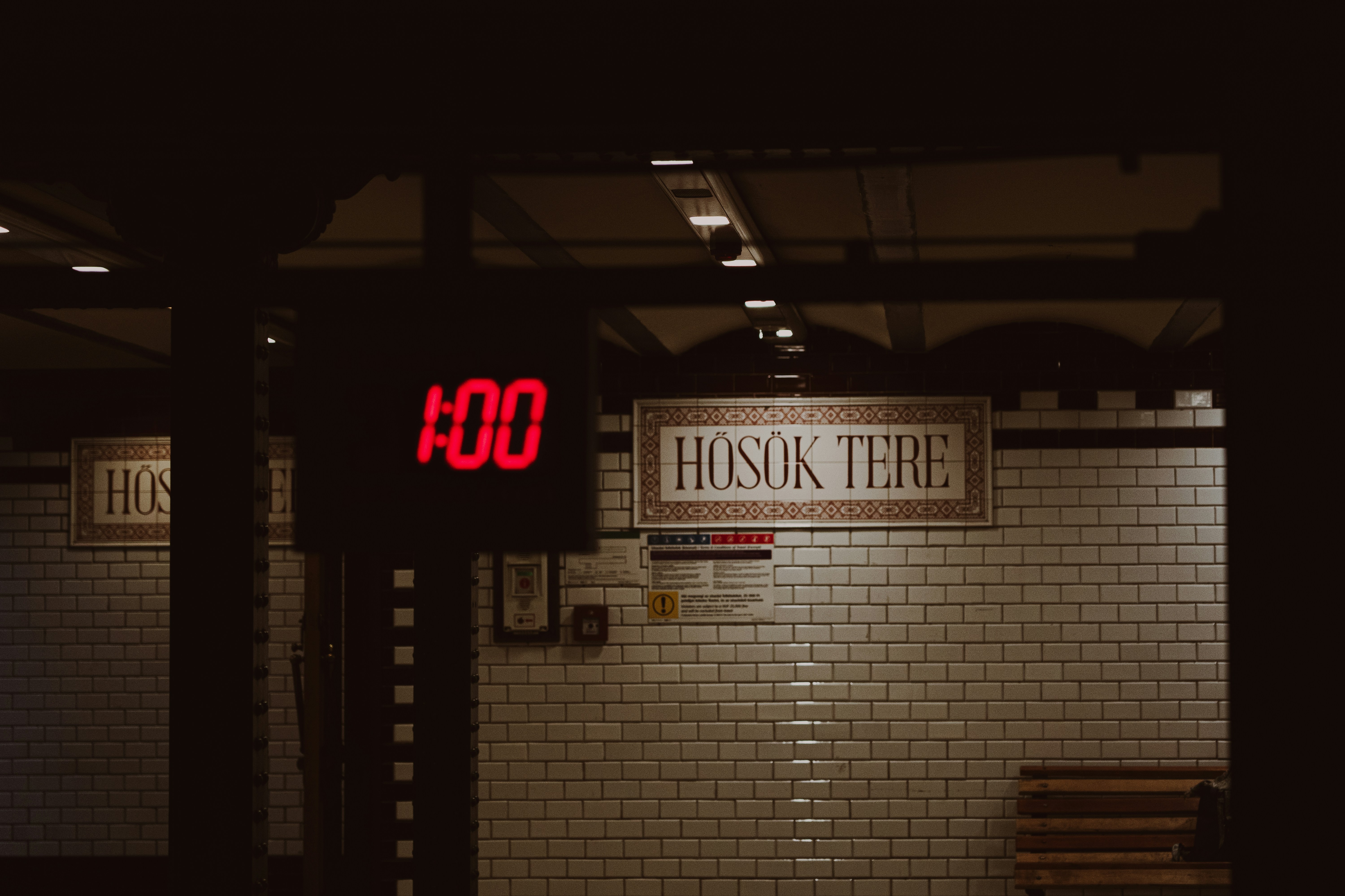Eine rote Uhr sitzt an der Seite einer Wand