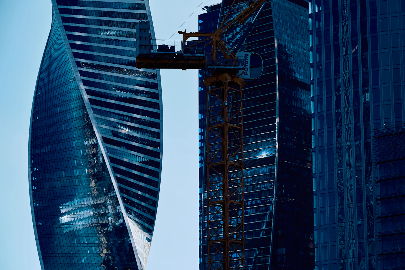 Edifício em construção com guindaste
