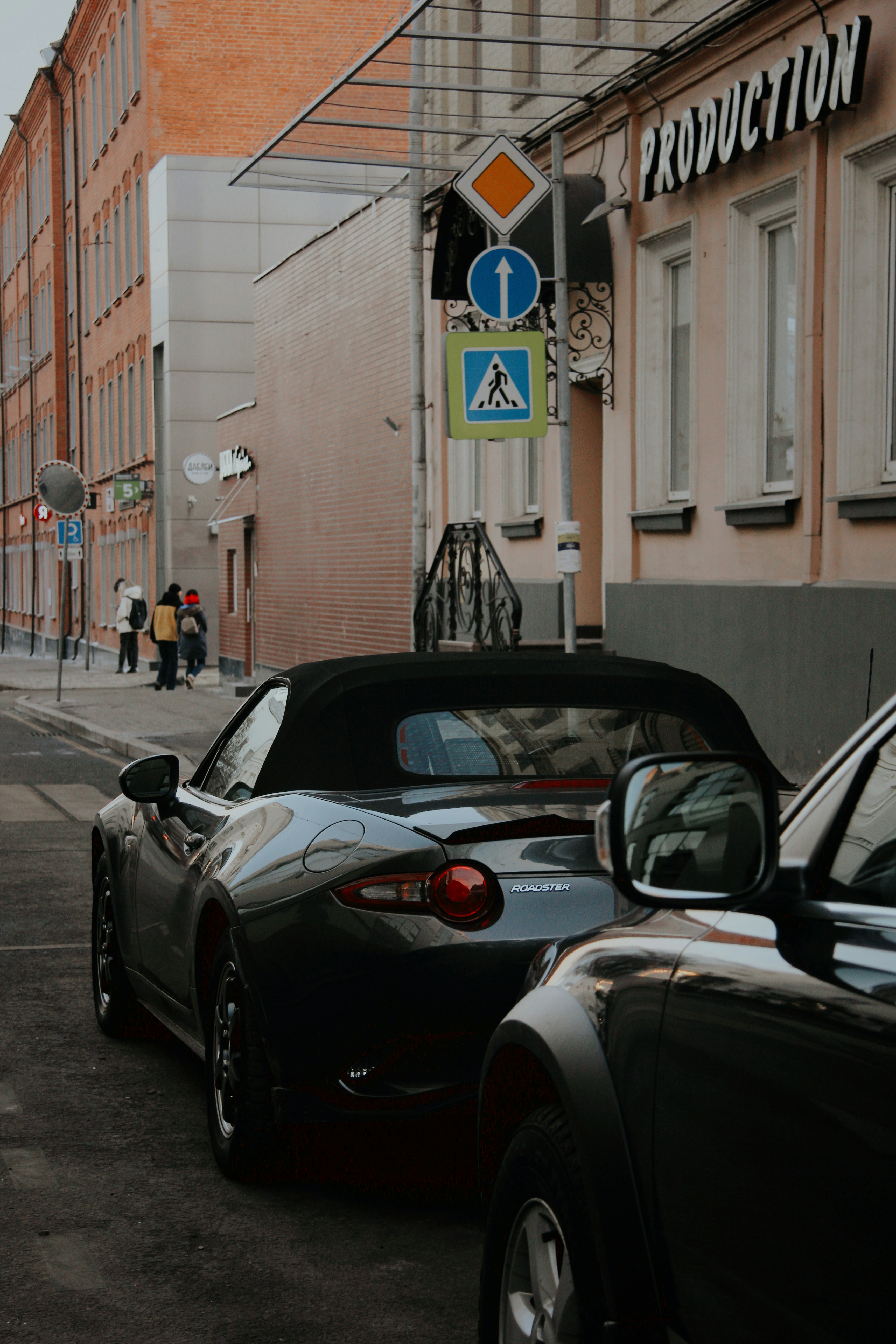 Deux voitures garées sur le bord d’une route