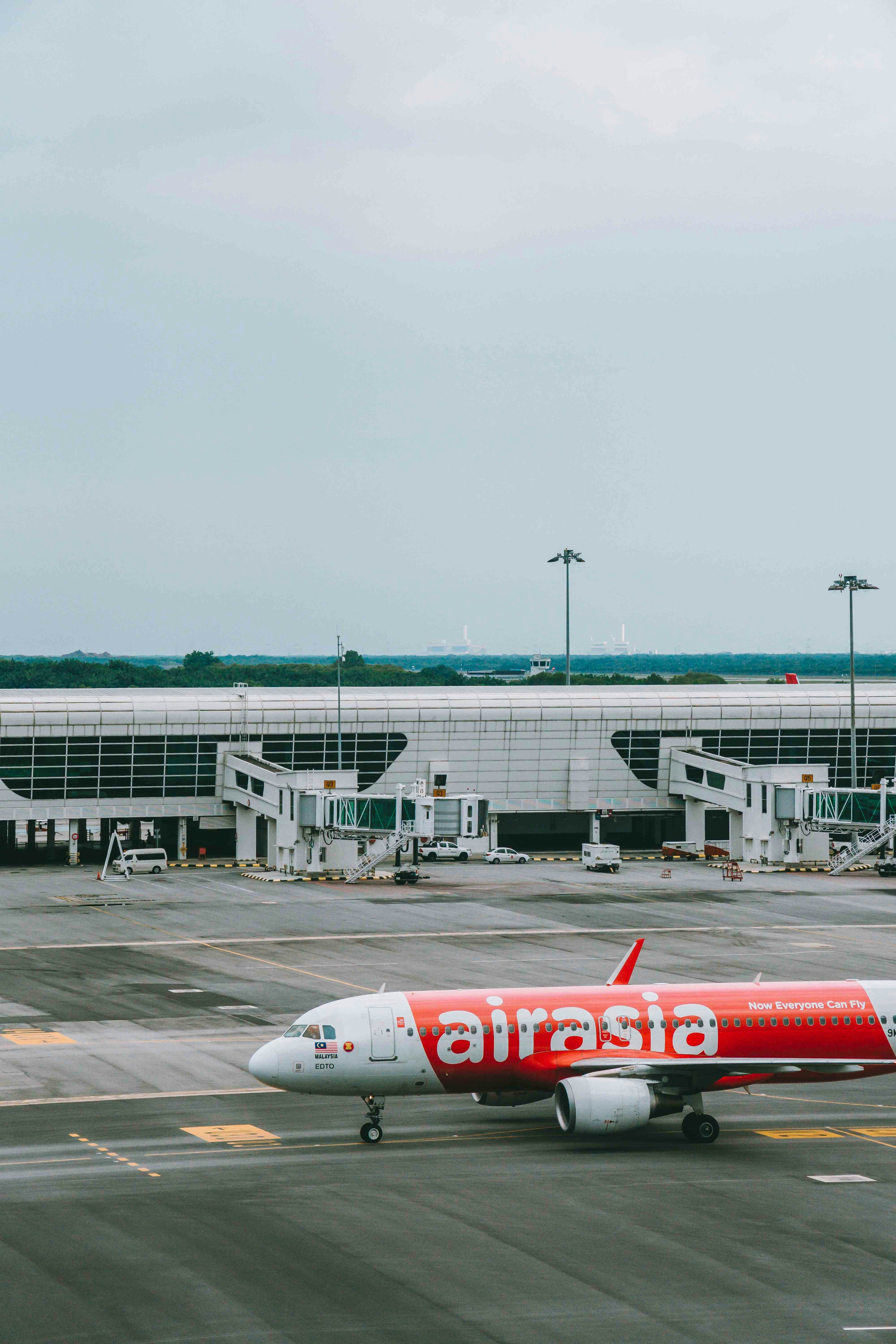 Um avião vermelho e branco está na pista foto – Imagem grátis sobre Papel  de parede na Unsplash, image size:3000x4500