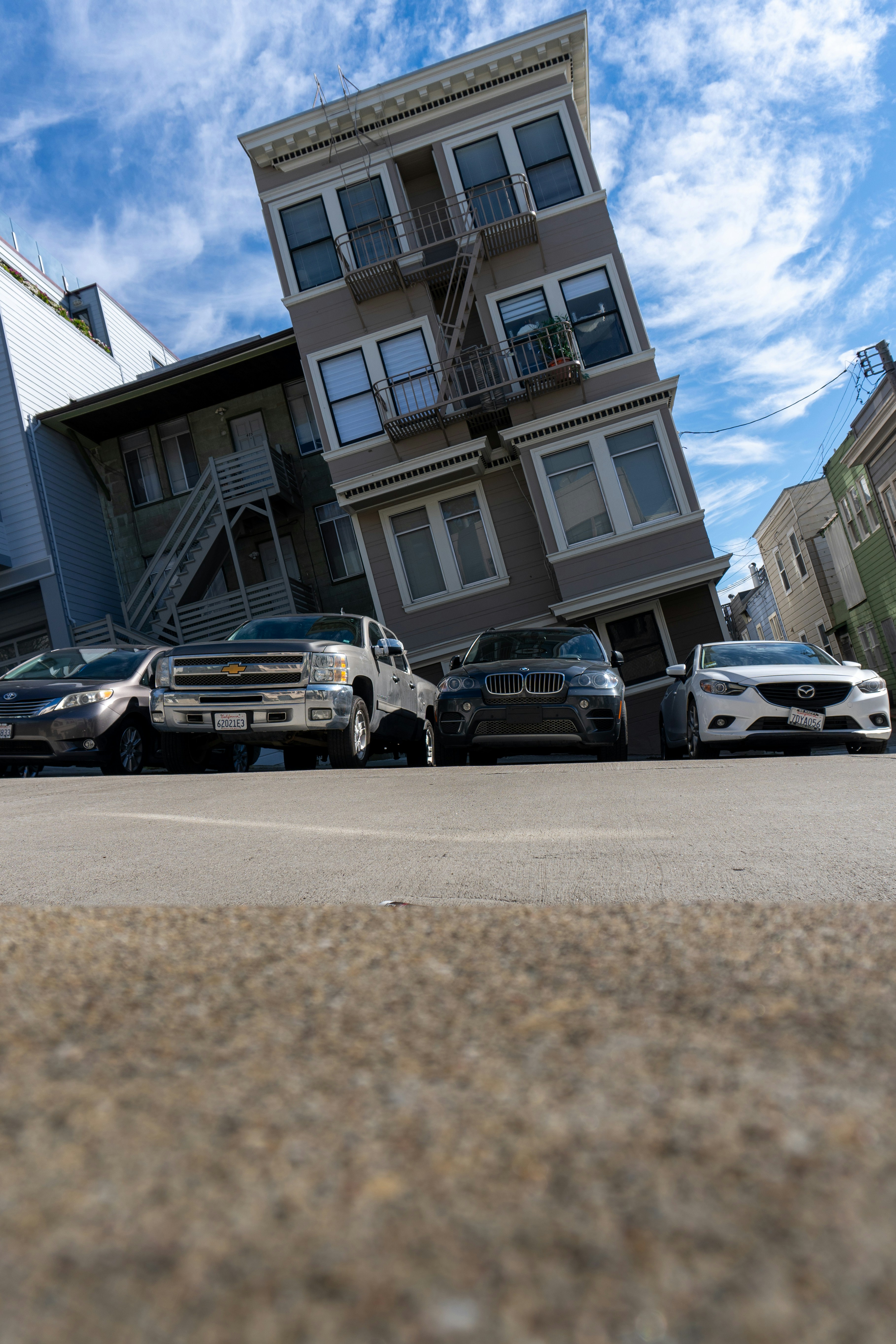 Un aparcamiento lleno de coches aparcados