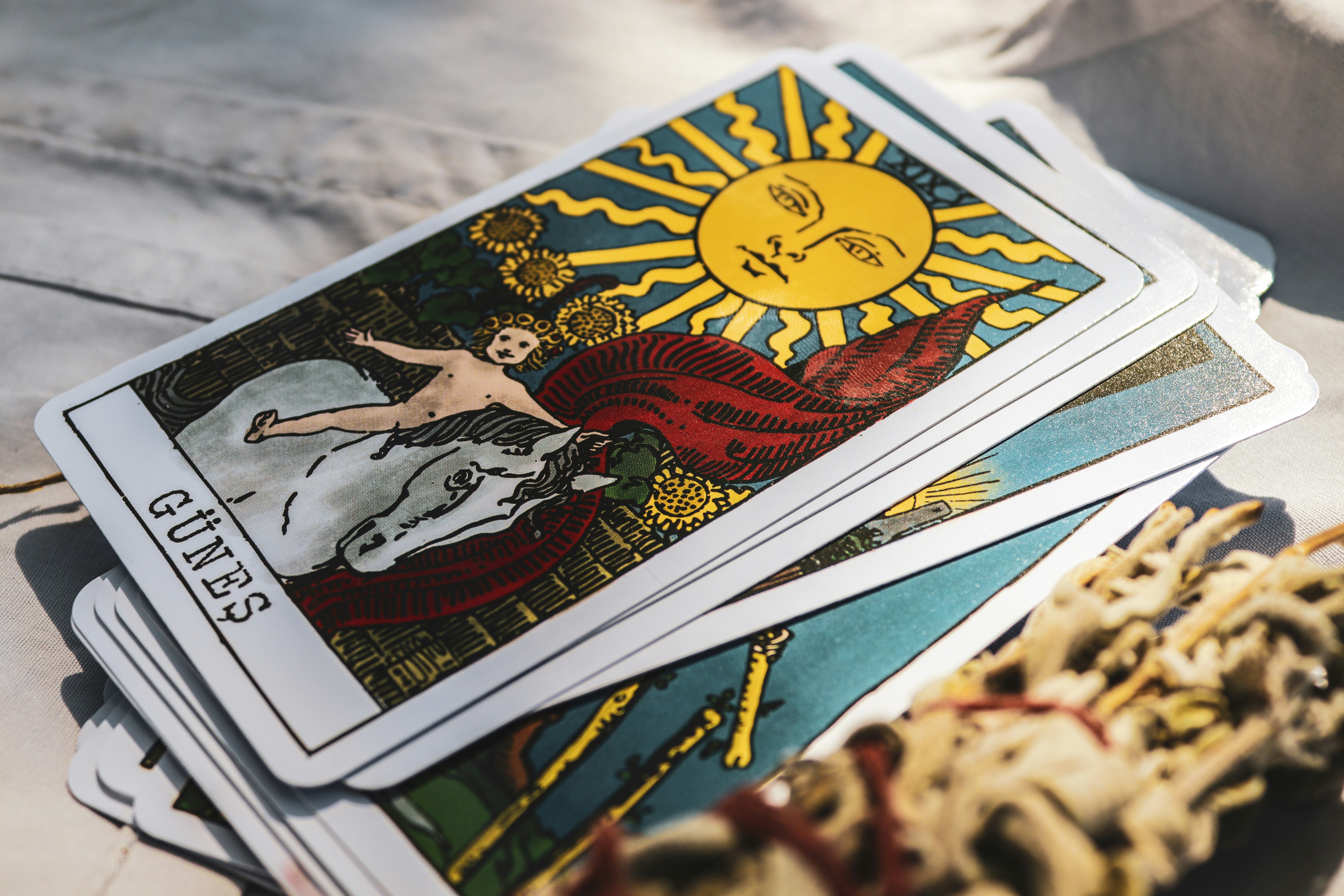 Um baralho de cartas sentado em cima de uma mesa