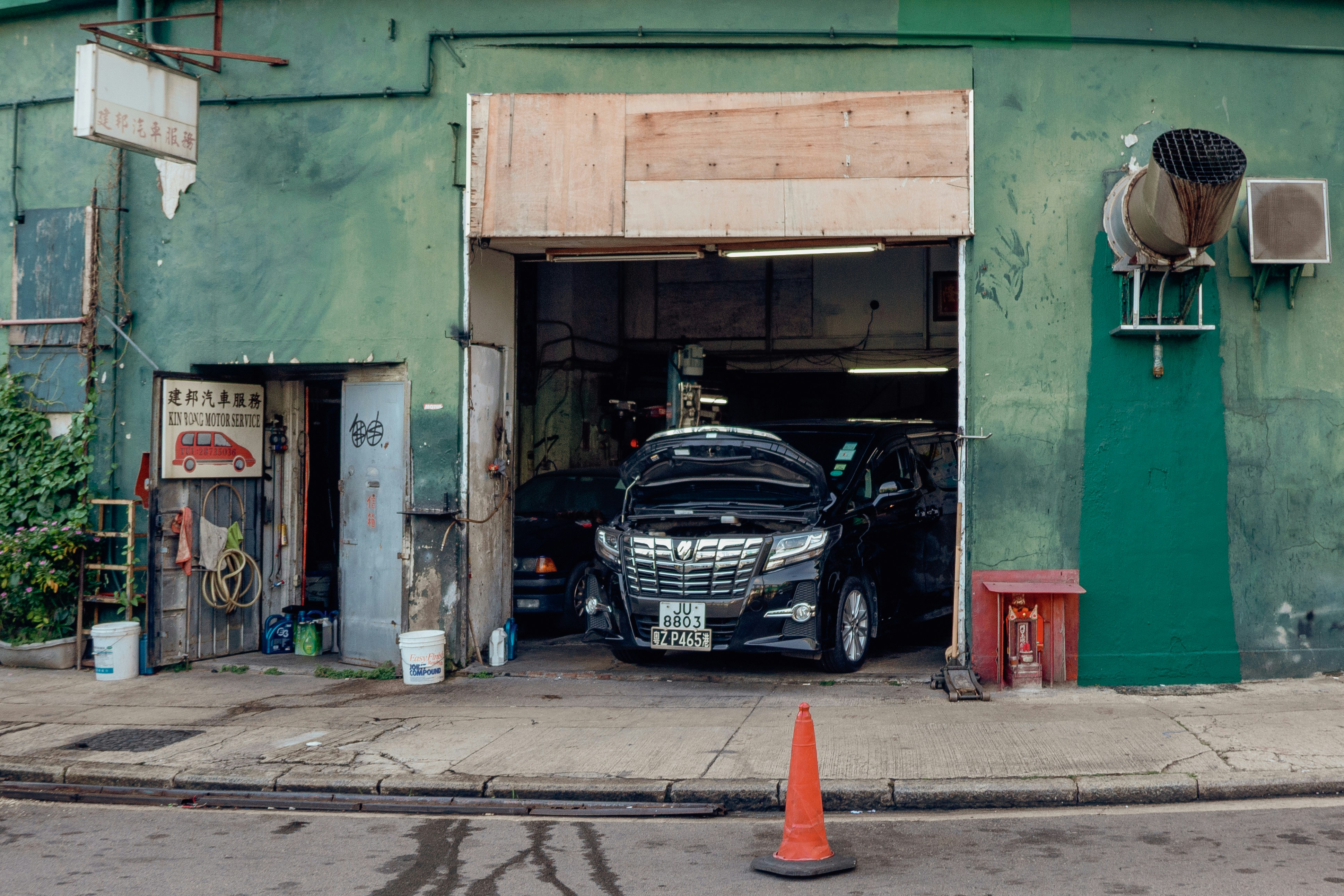 Automobile repair shop exterior