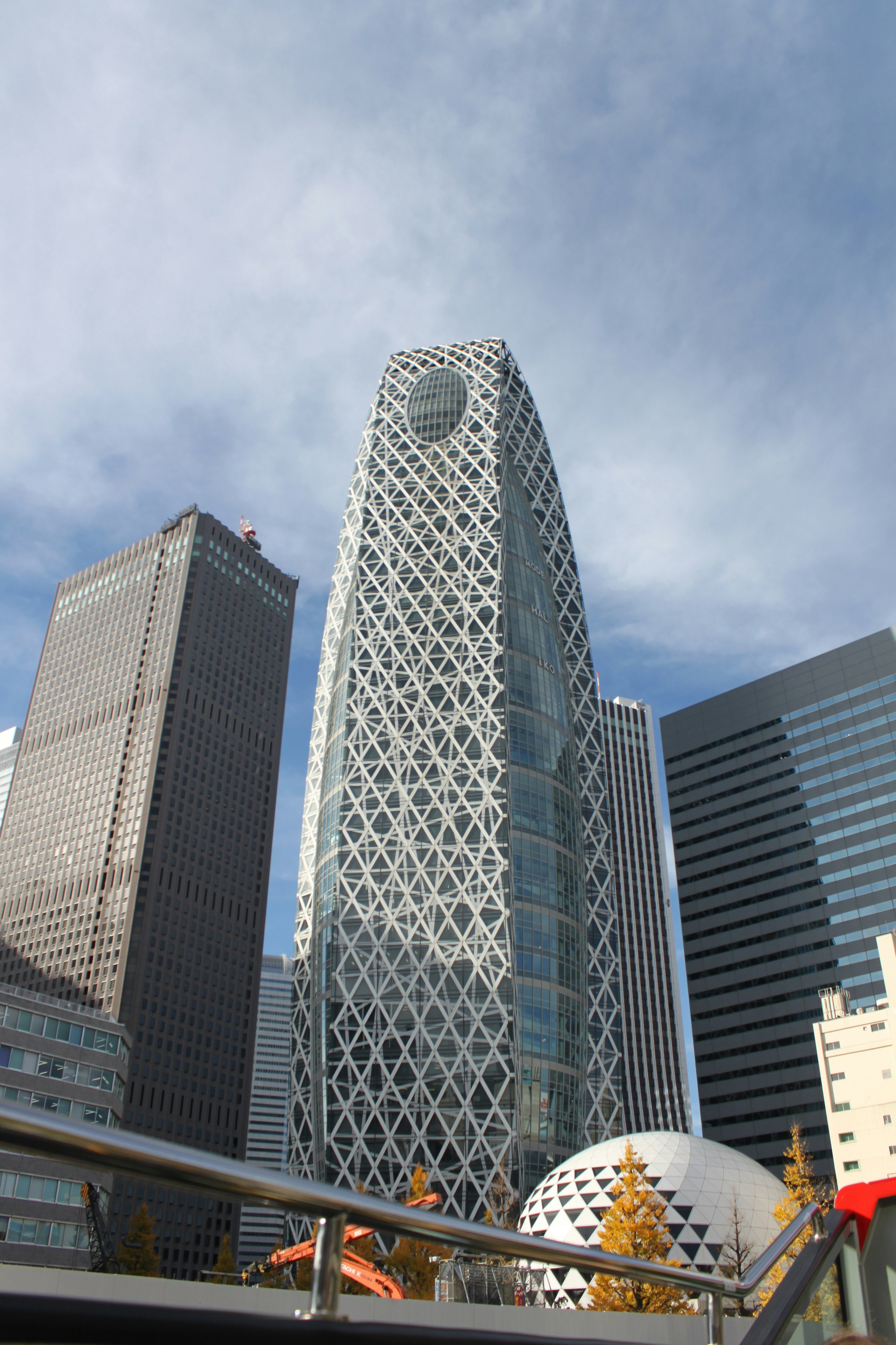 A view of some very tall buildings in the city photo – Free Tokyo Image ...