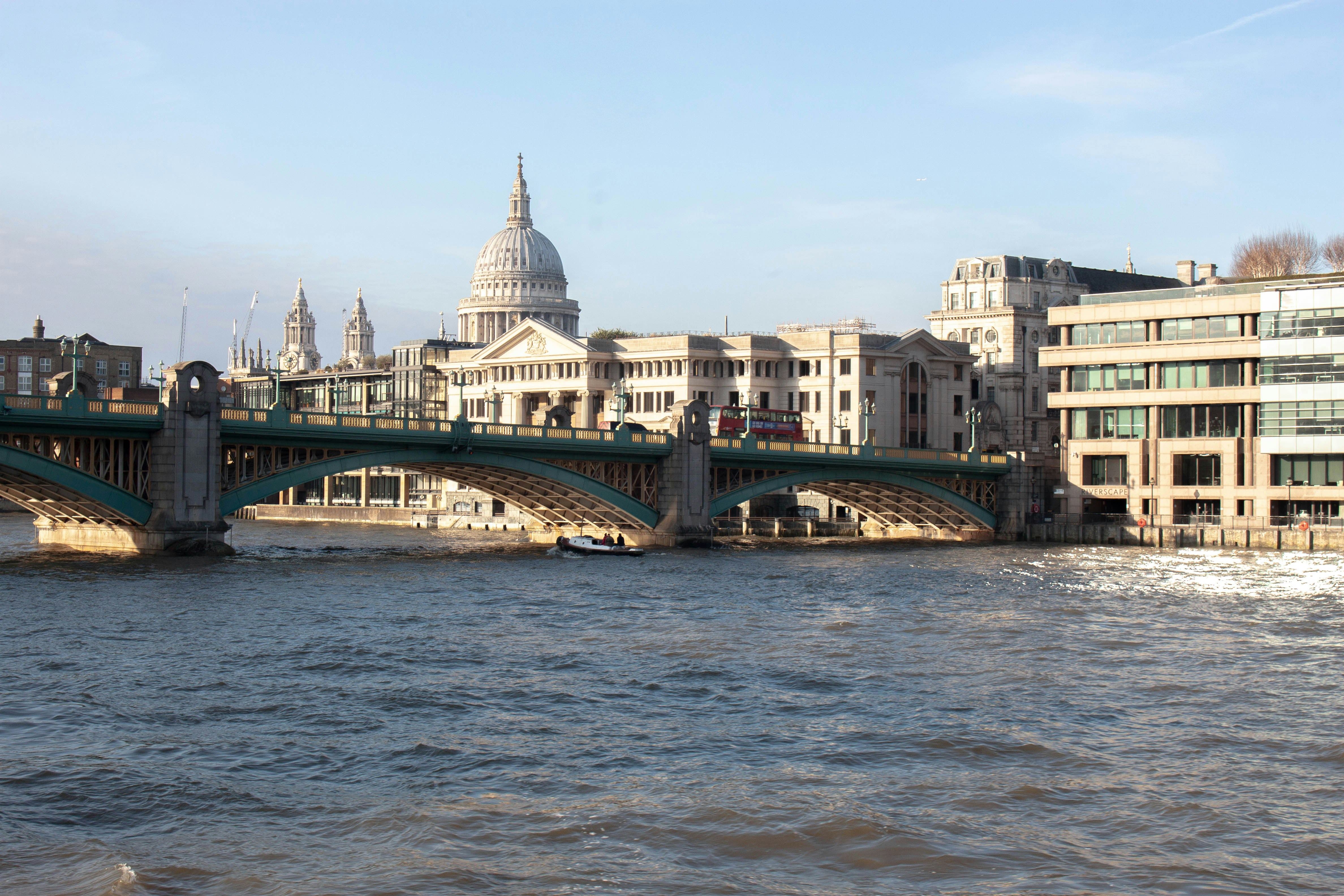 Eine Brücke über ein Gewässer mit Gebäuden im Hintergrund