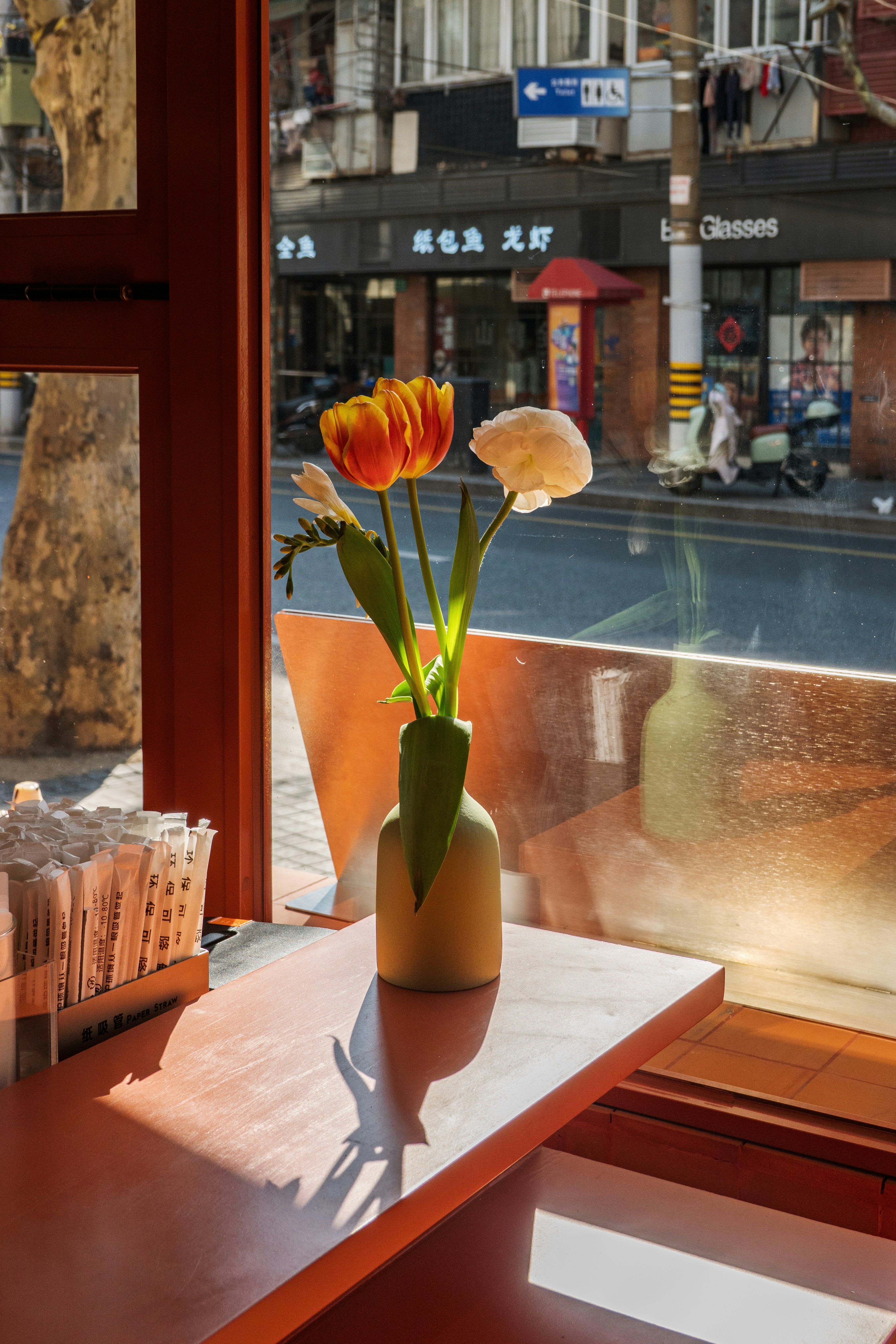 A vase filled with flowers sitting on top of a table photo – Free Cafe ...