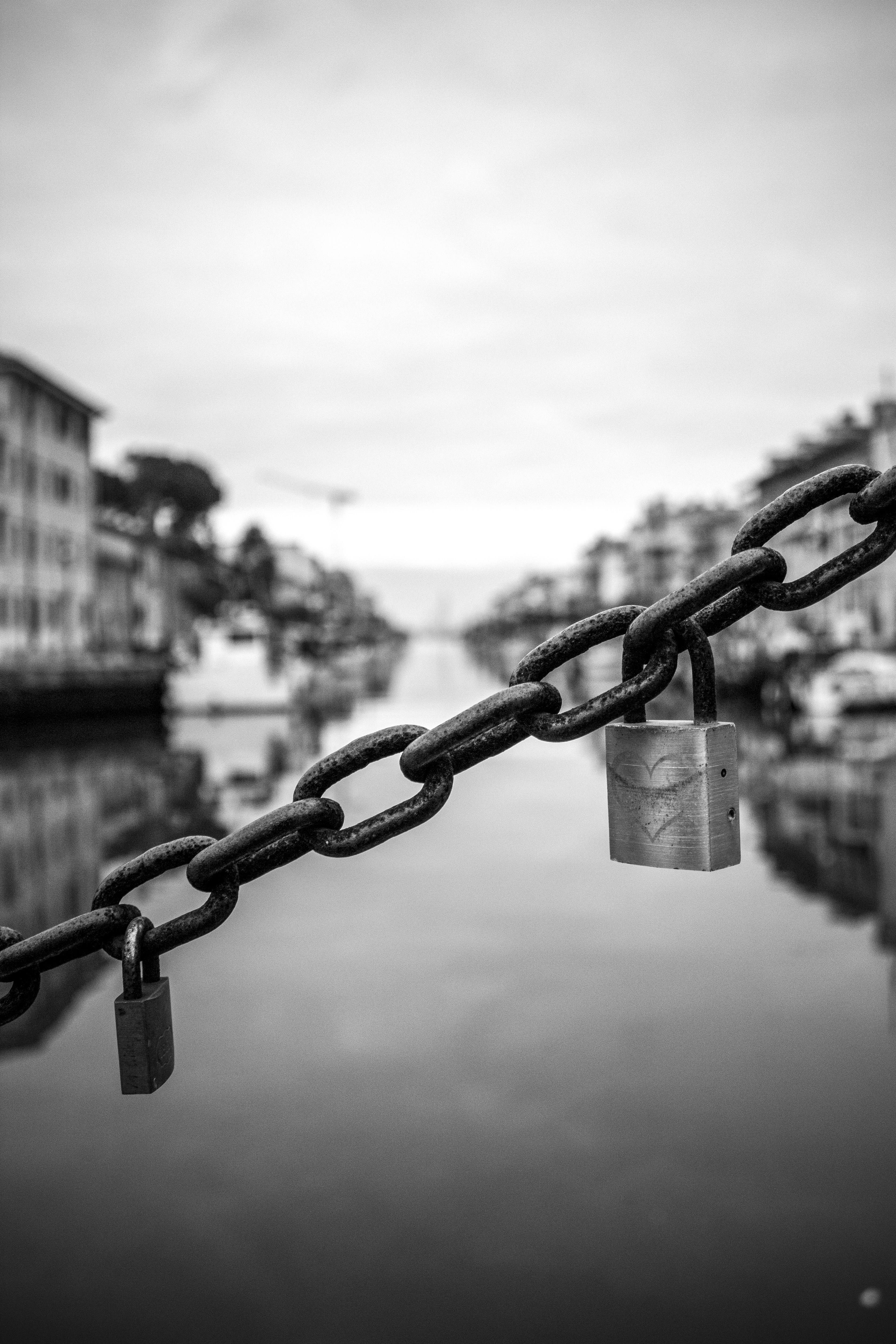 Une chaîne avec un cadenas attaché à celle-ci
