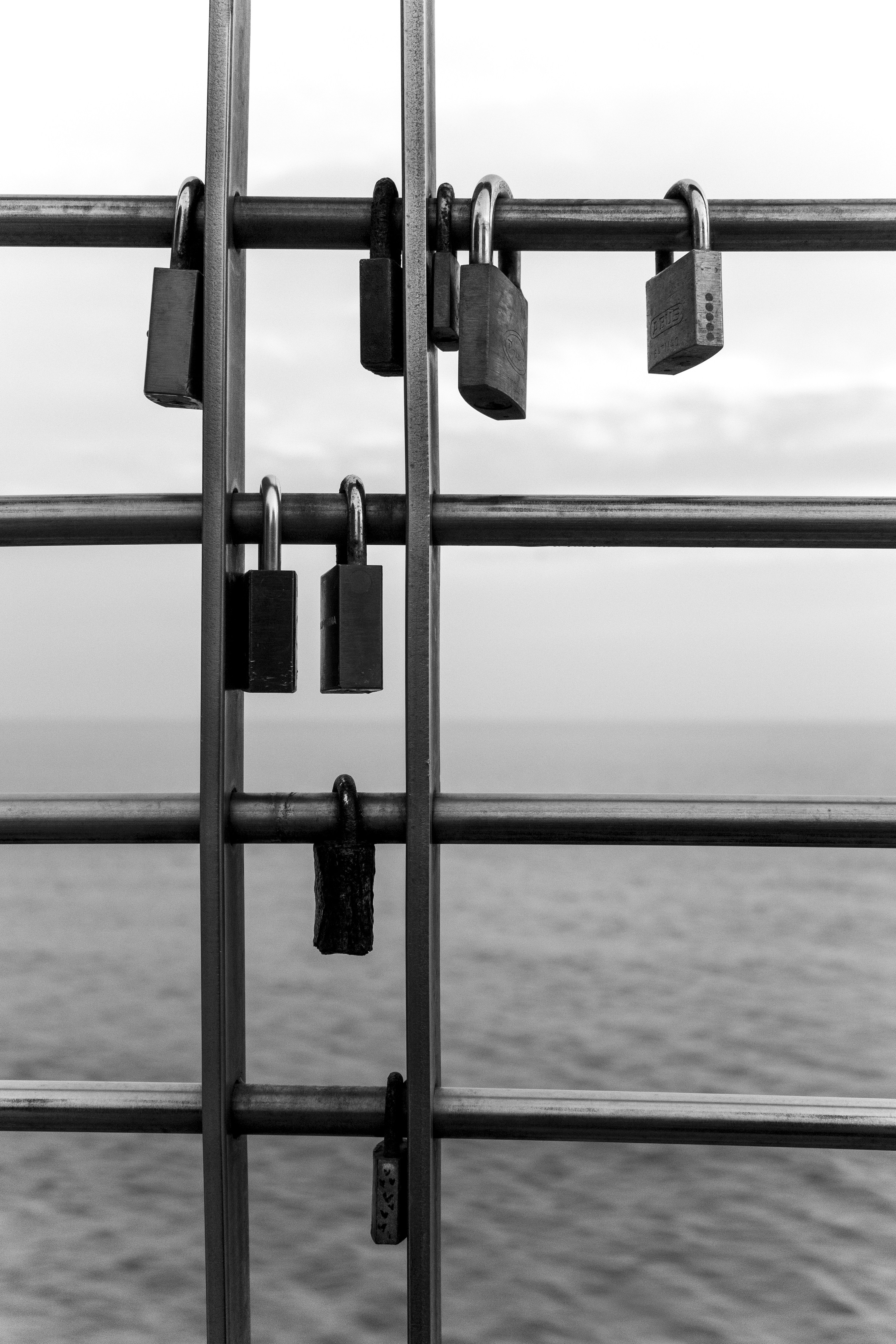 Quatre cadenas sont fixés à une clôture métallique