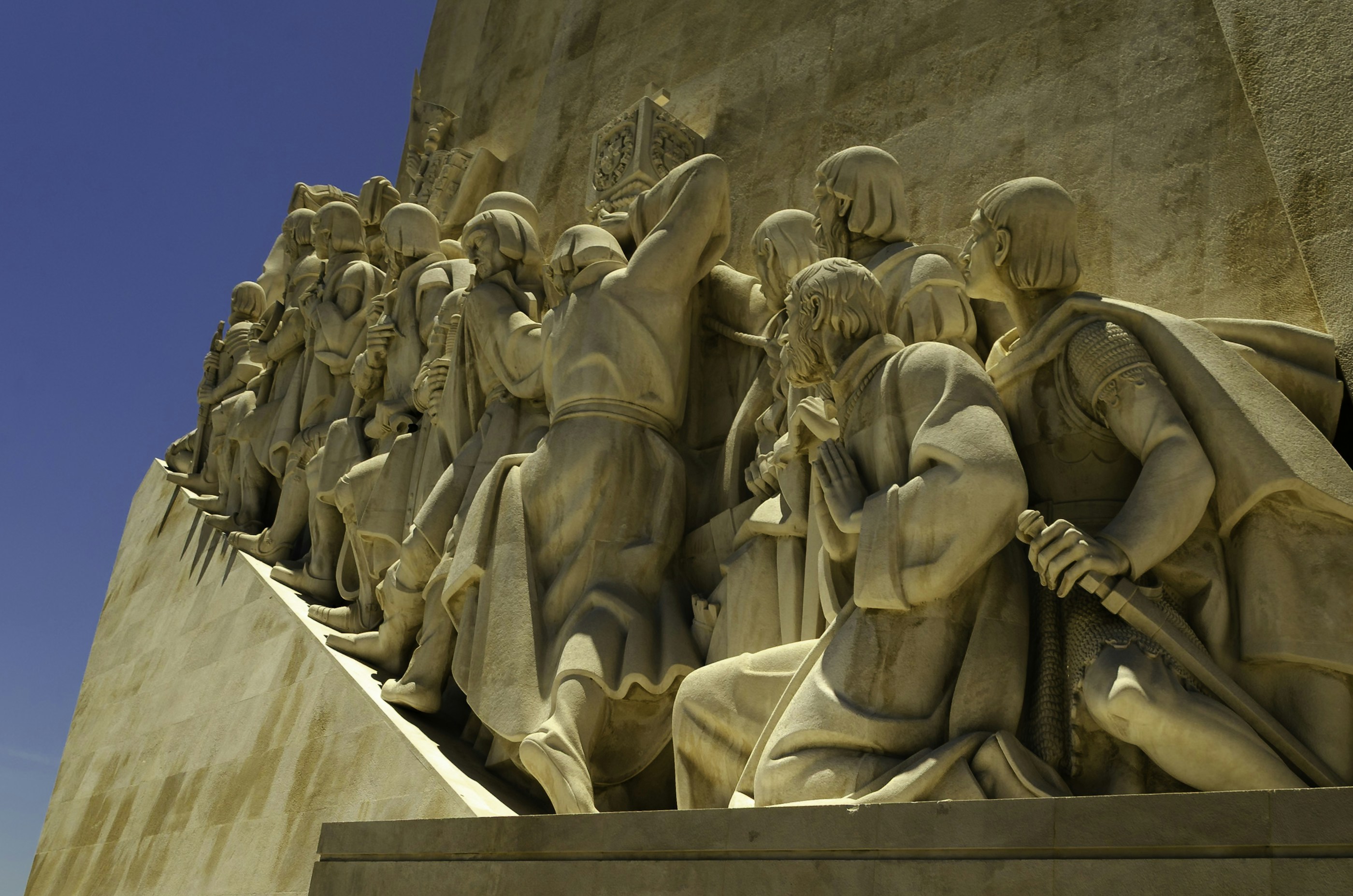 A statue of a group of people in front of a building photo – Free ...