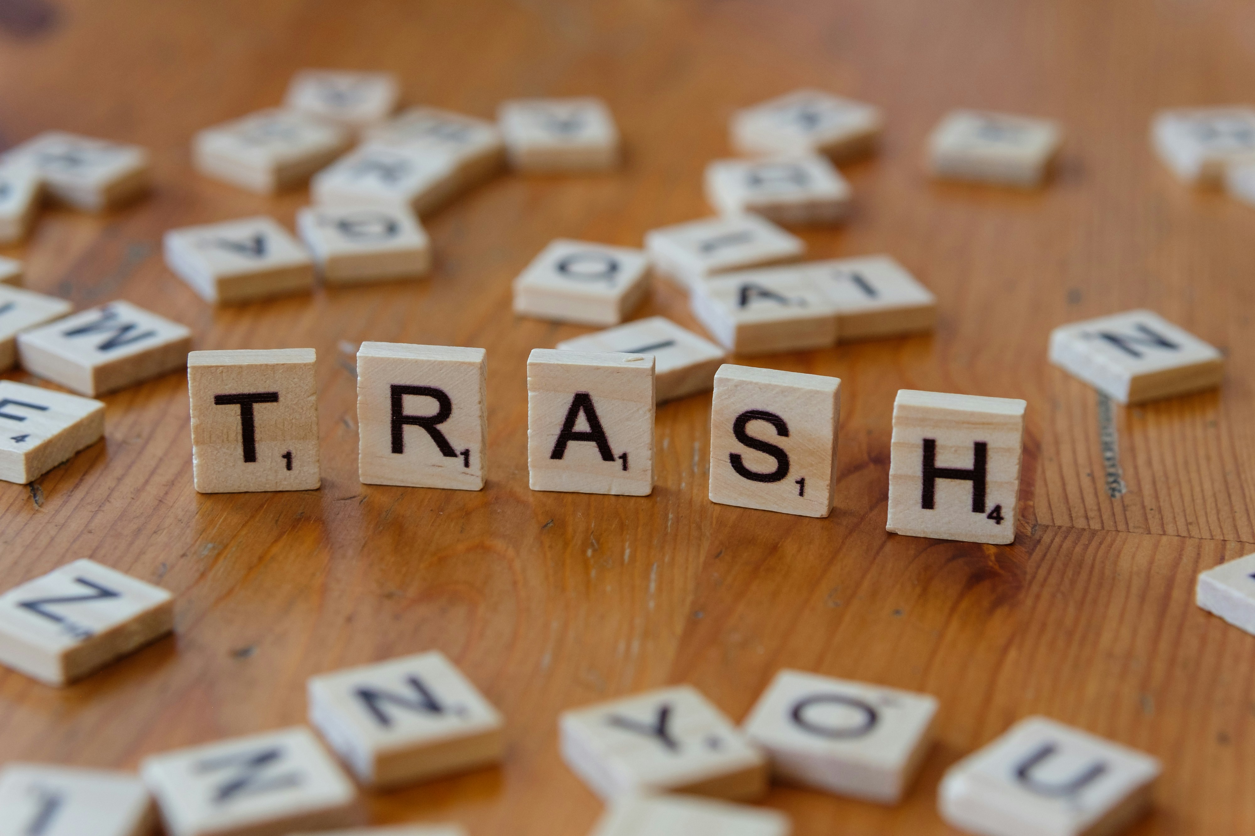 木製のテーブルの上には、trashという単語を綴ったスクラブルタイルが敷かれています