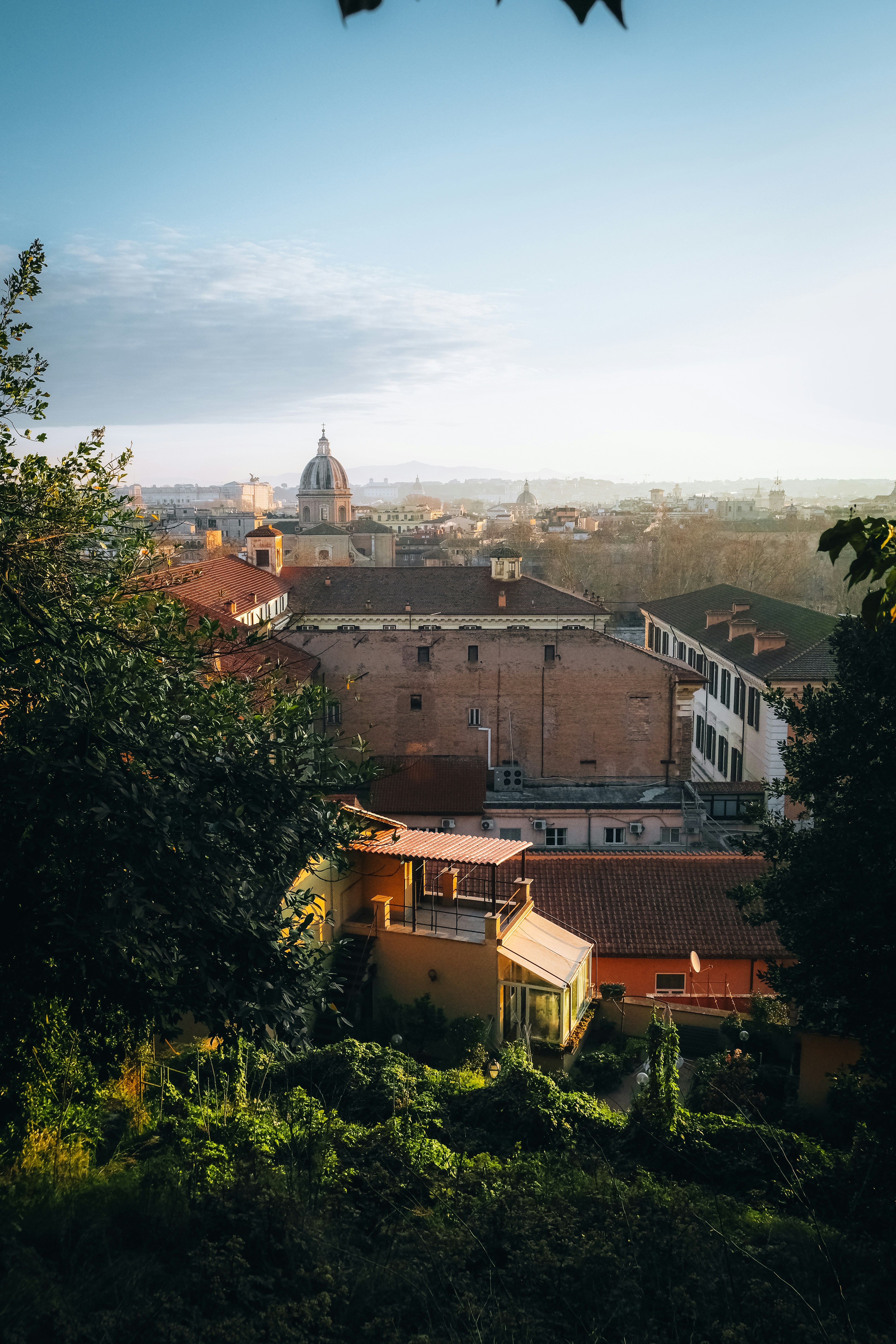 Blick auf eine Stadt von einem Hügel aus
