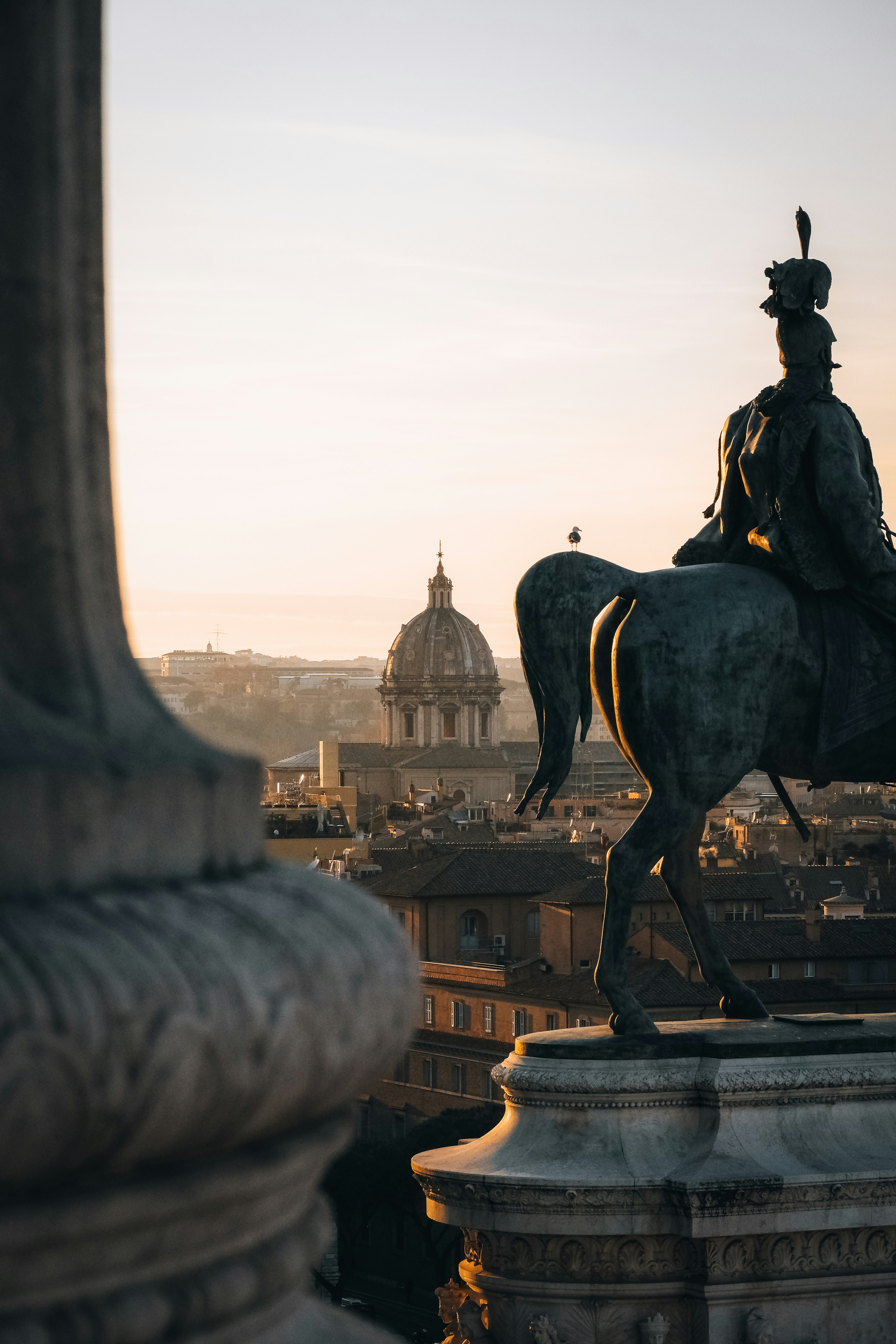 Eine Statue eines Mannes, der auf einem Pferd auf dem Dach eines Gebäudes reitet