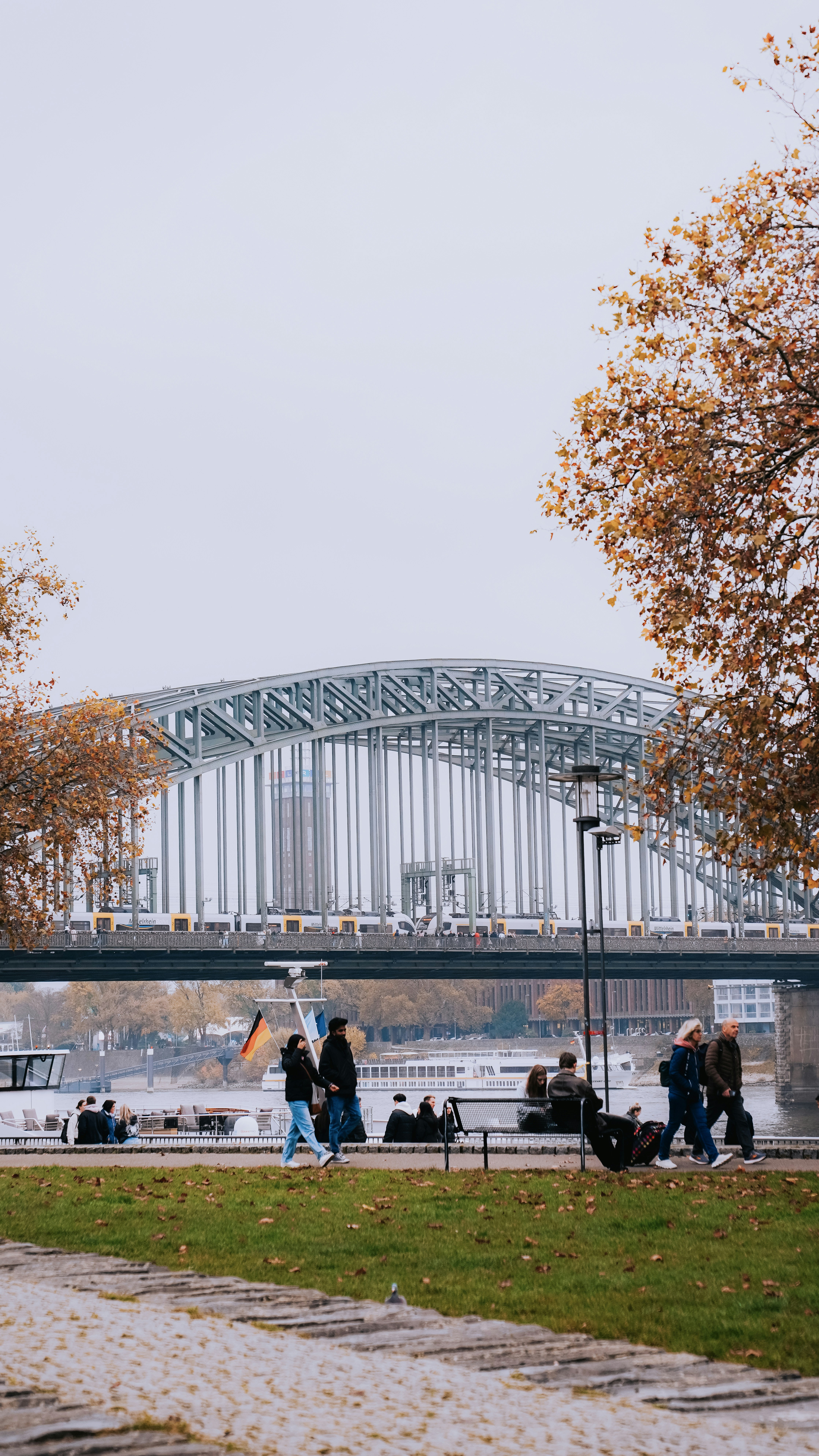 Eine Gruppe von Menschen geht über eine Brücke über einen Fluss