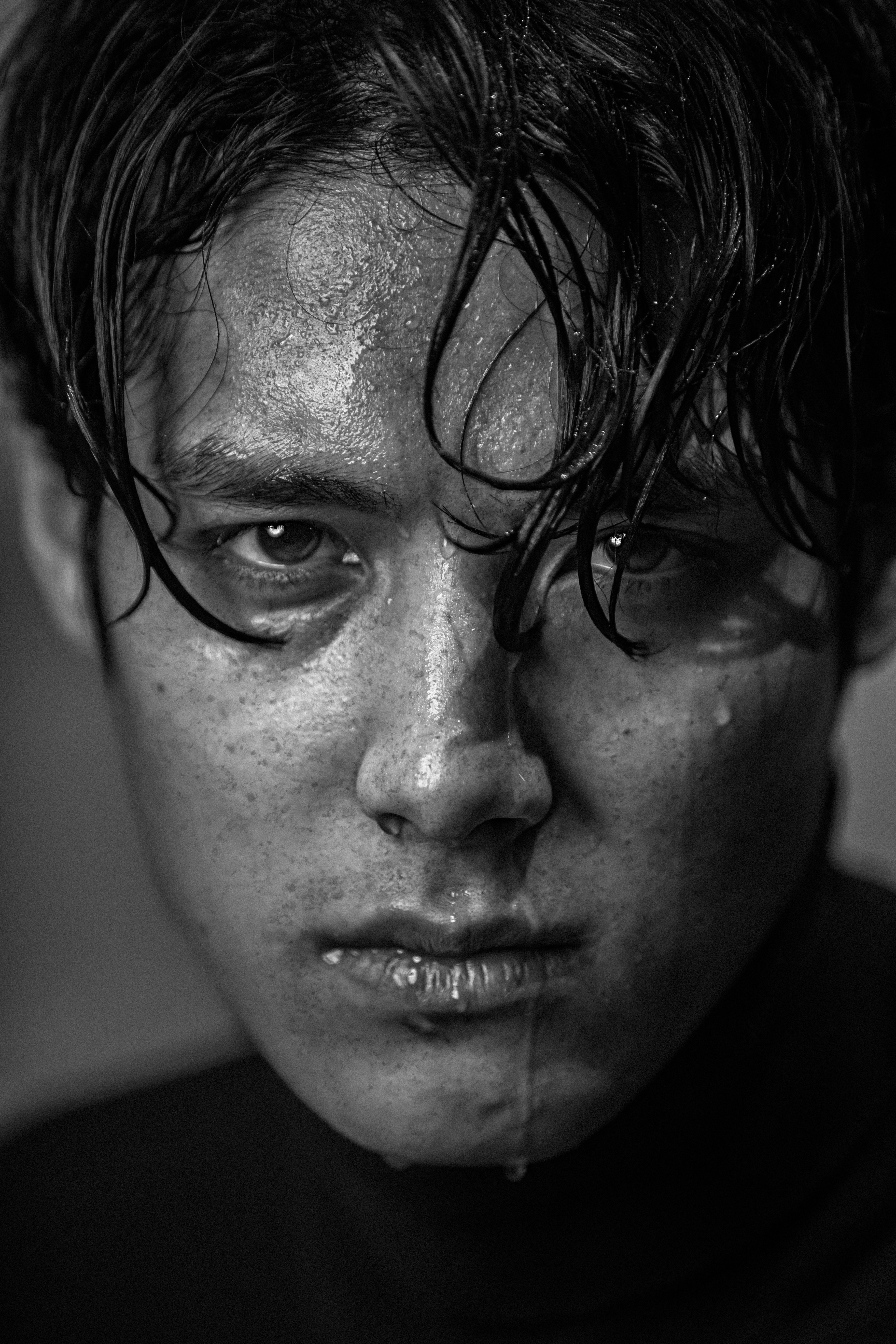 濡れた髪の男性の白黒写真