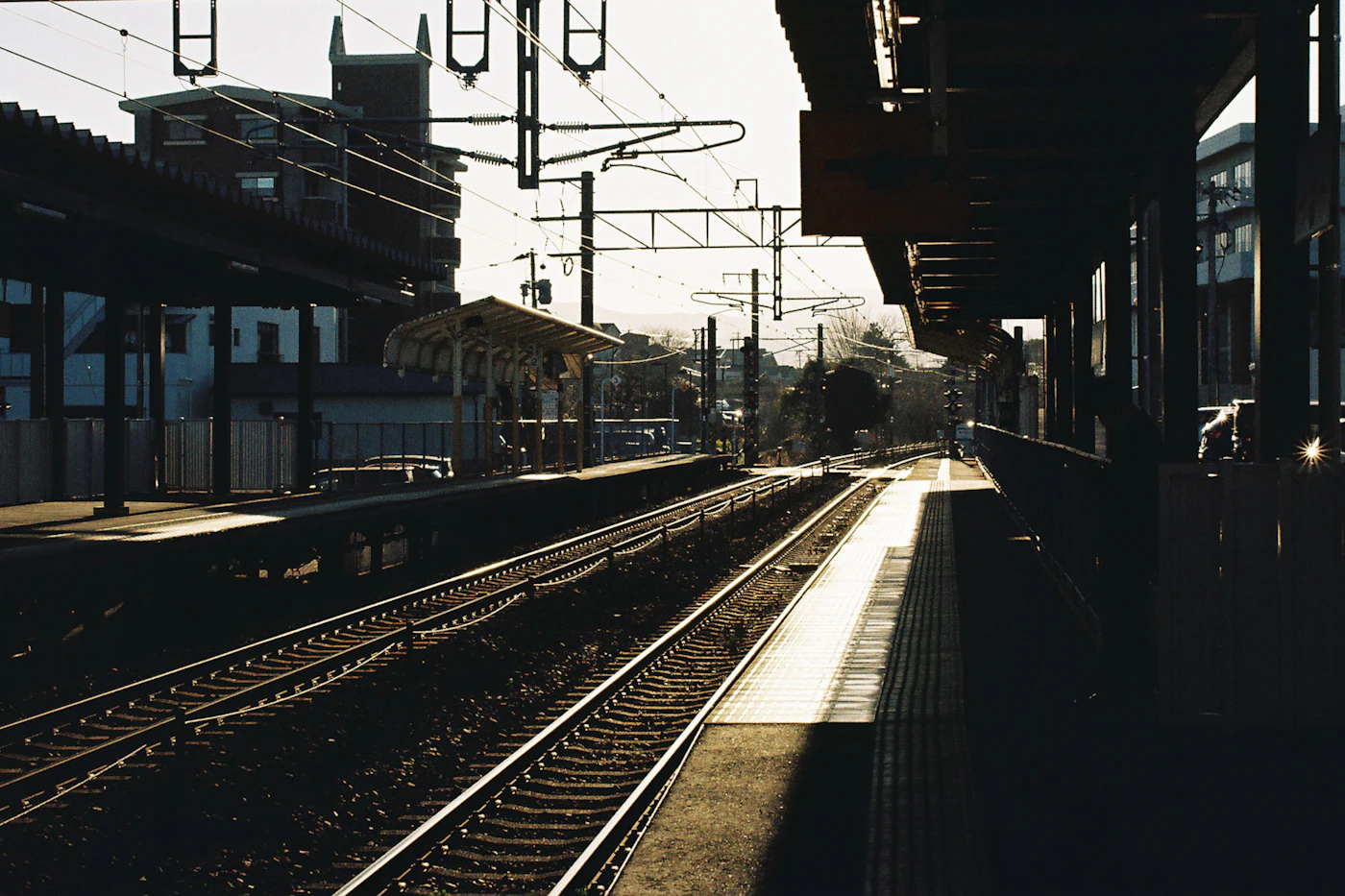 夕暮れの色が残る、電車の停まった日本の駅