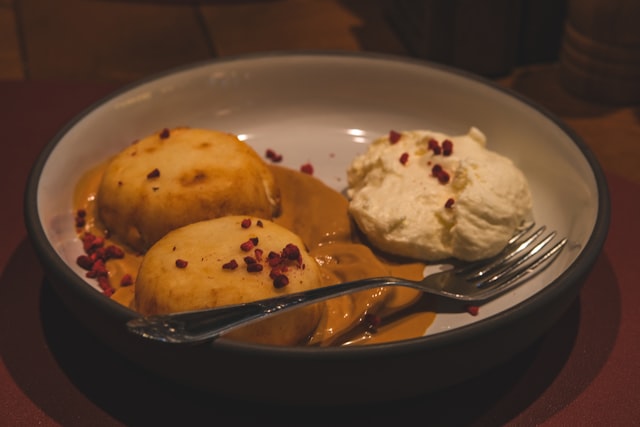 Cinnamon-baked Pears with Yogurt Cheese