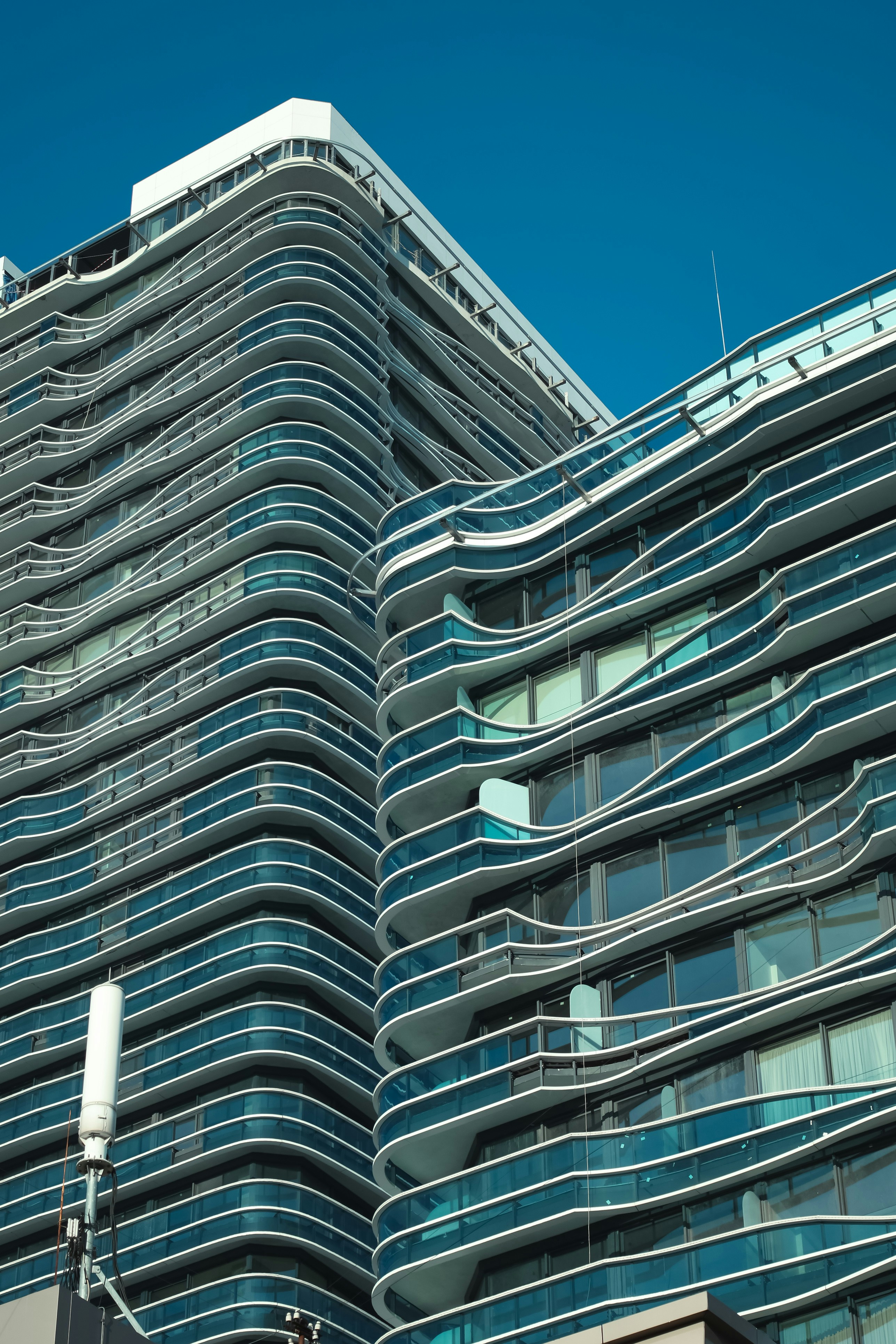 Ein sehr hohes Gebäude mit vielen Fenstern