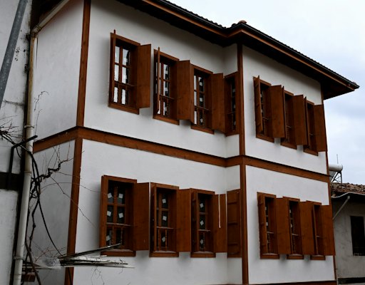 A white and brown house with wooden shutters — Safranbolu, Turkey