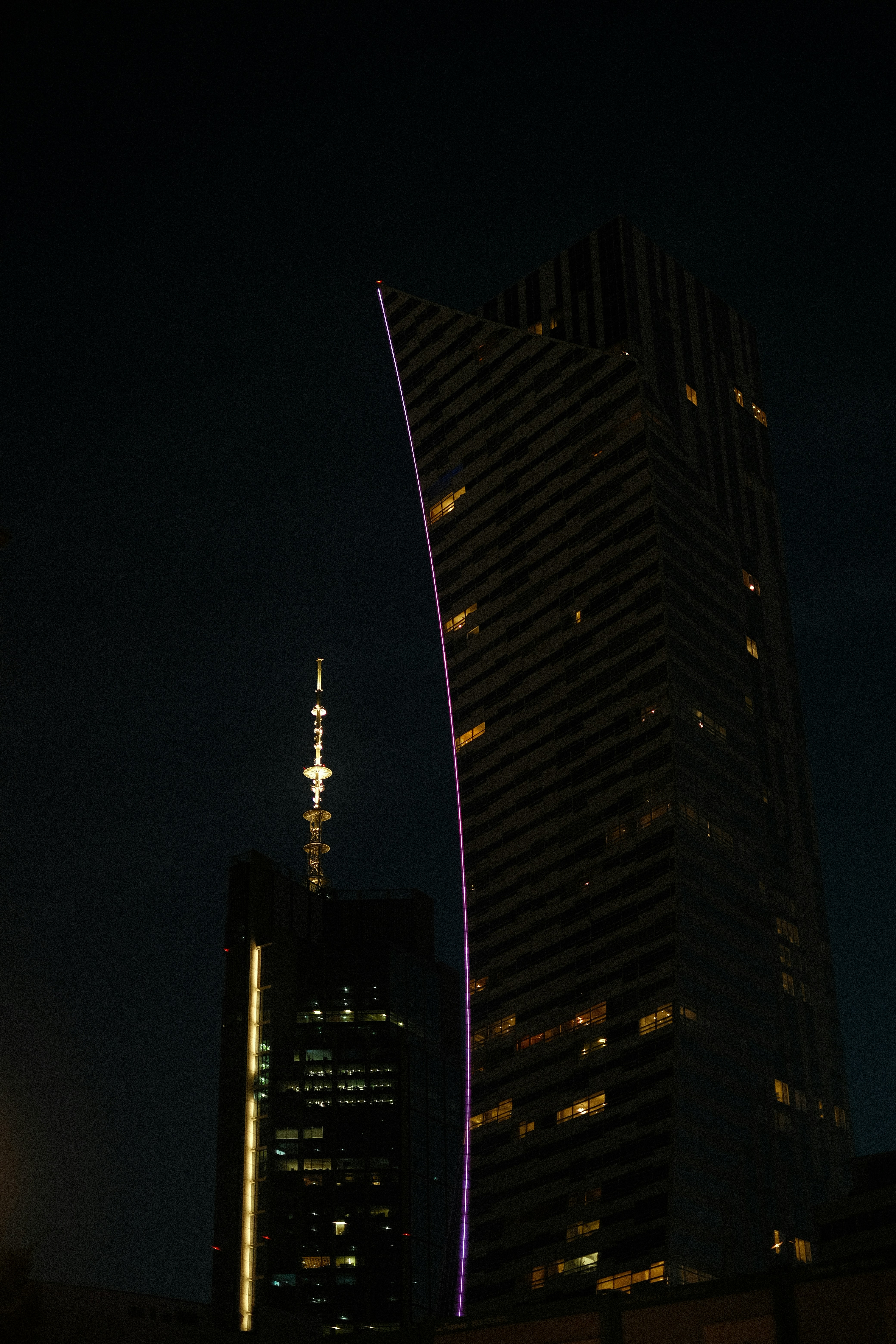 Un edificio molto alto in città di notte