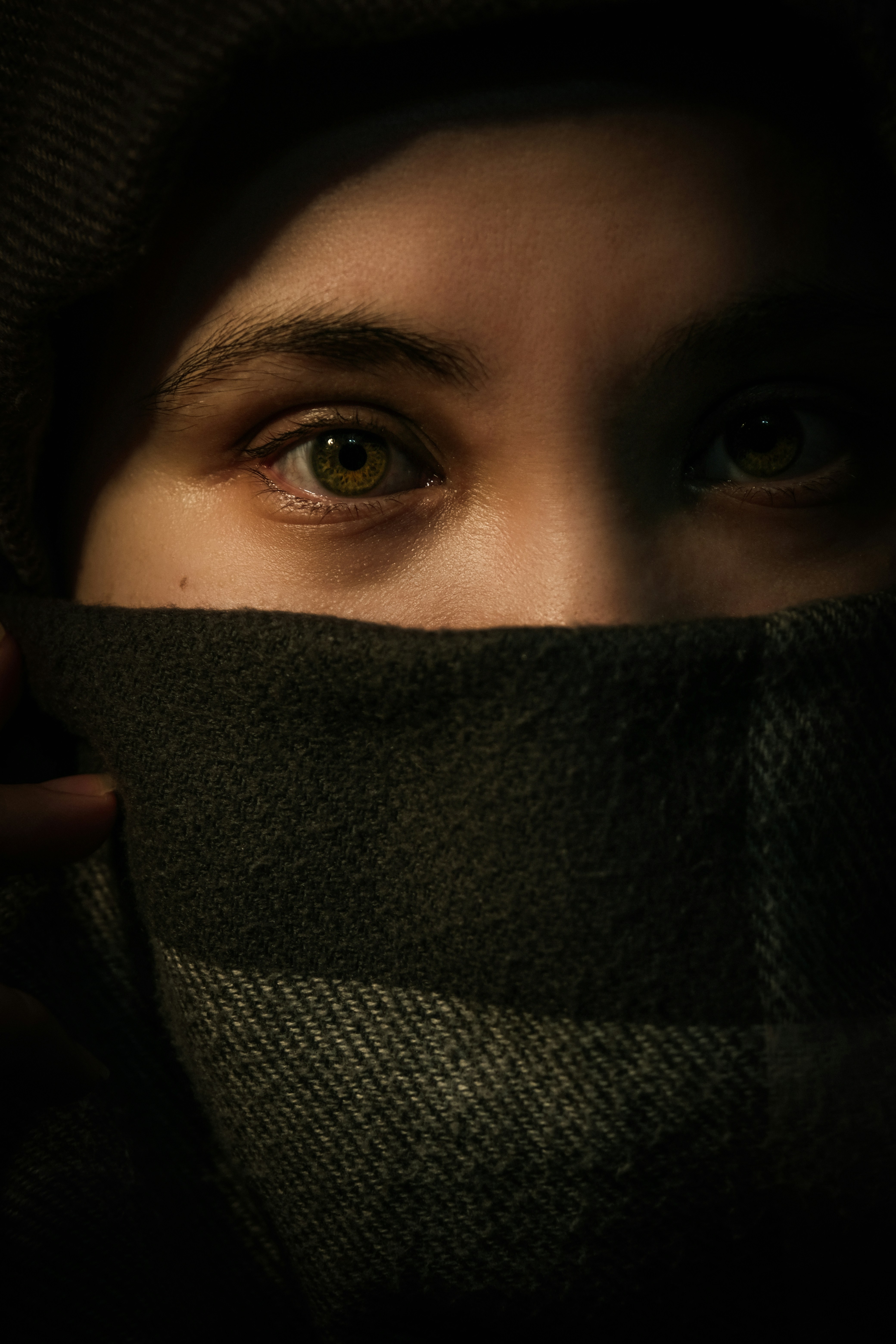 Eine Frau mit einem Schal, der ihr Gesicht bedeckt