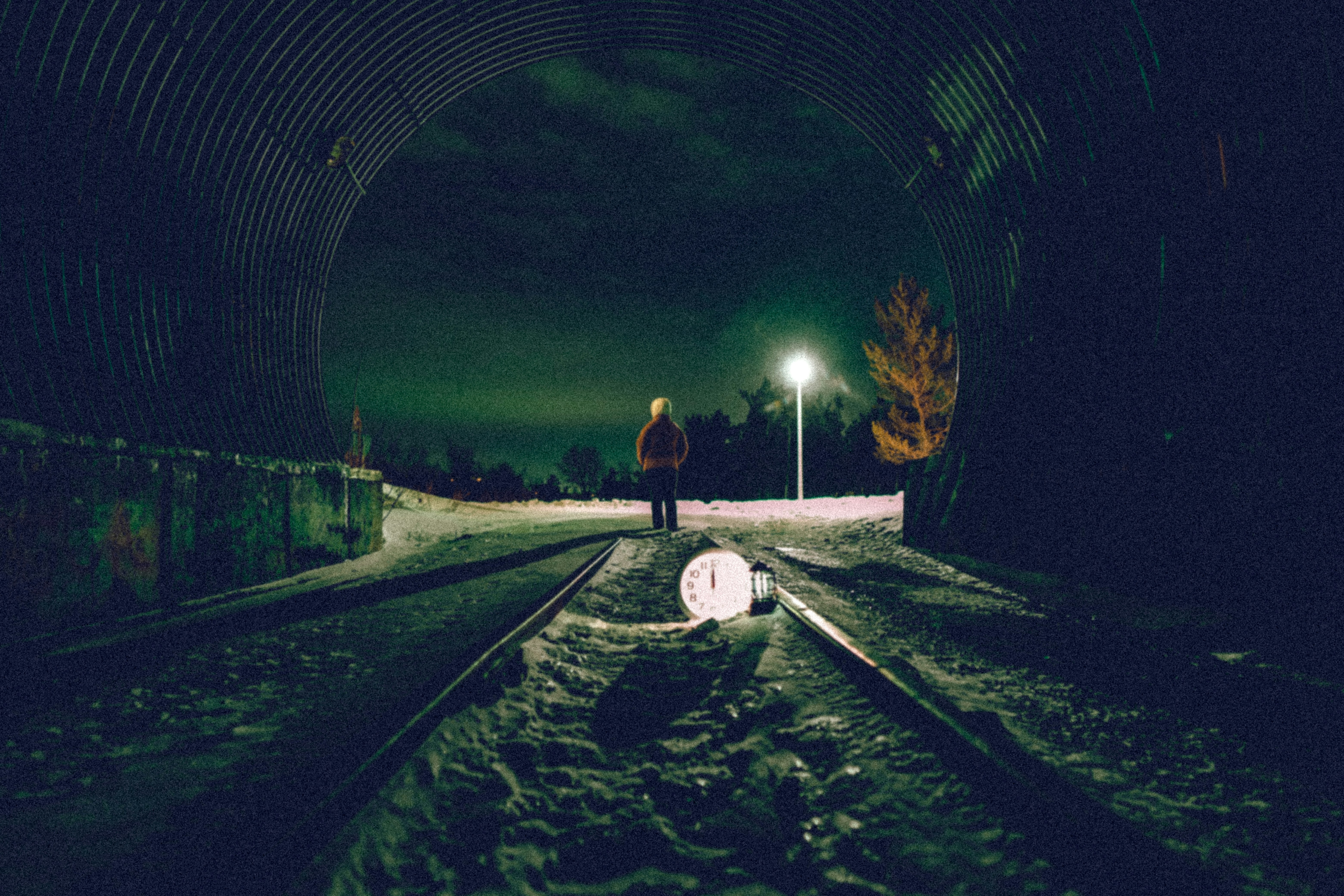 Eine Person, die nachts in einem Tunnel steht