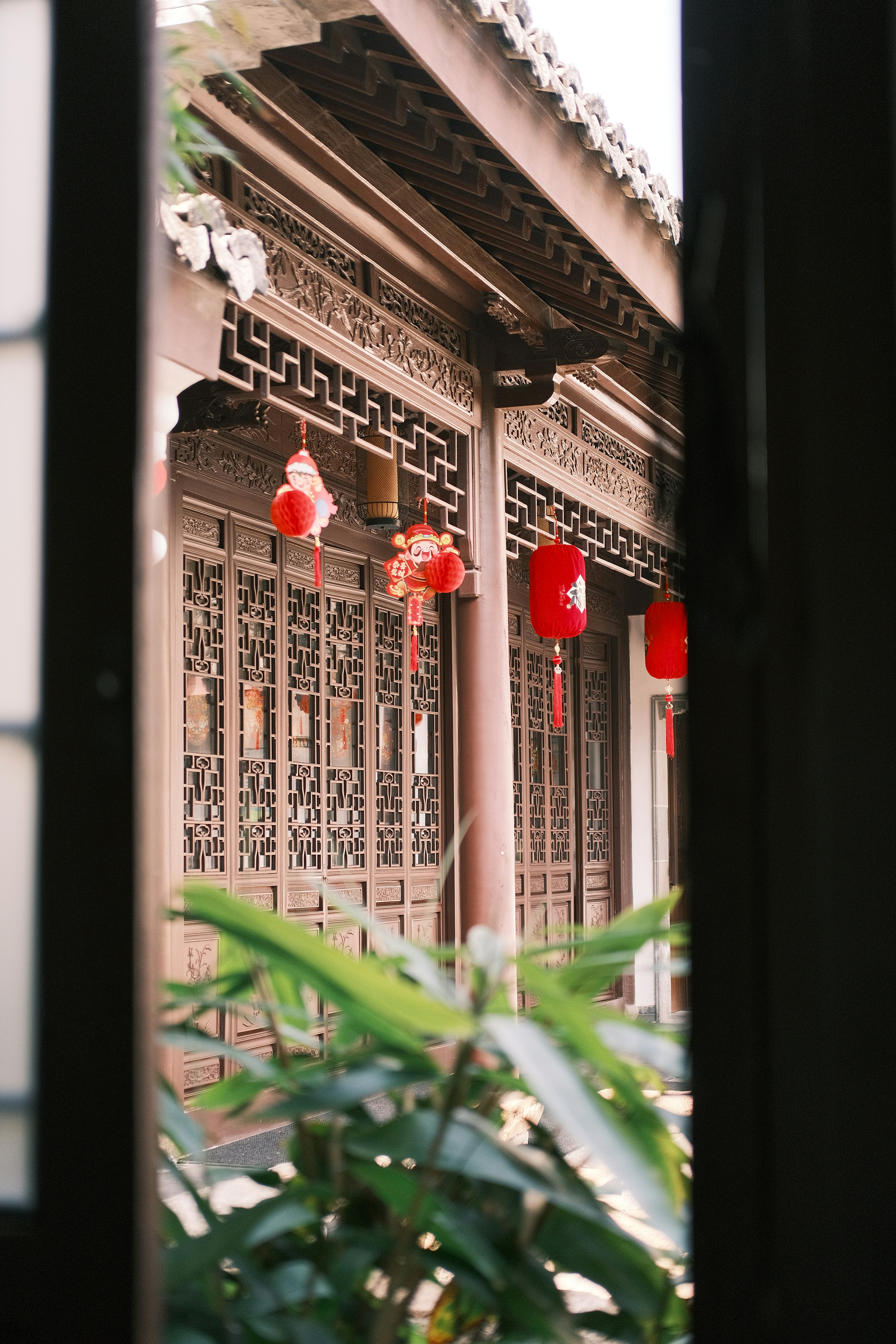 Ein Gebäude mit roten Laternen, die an der Seite hängen