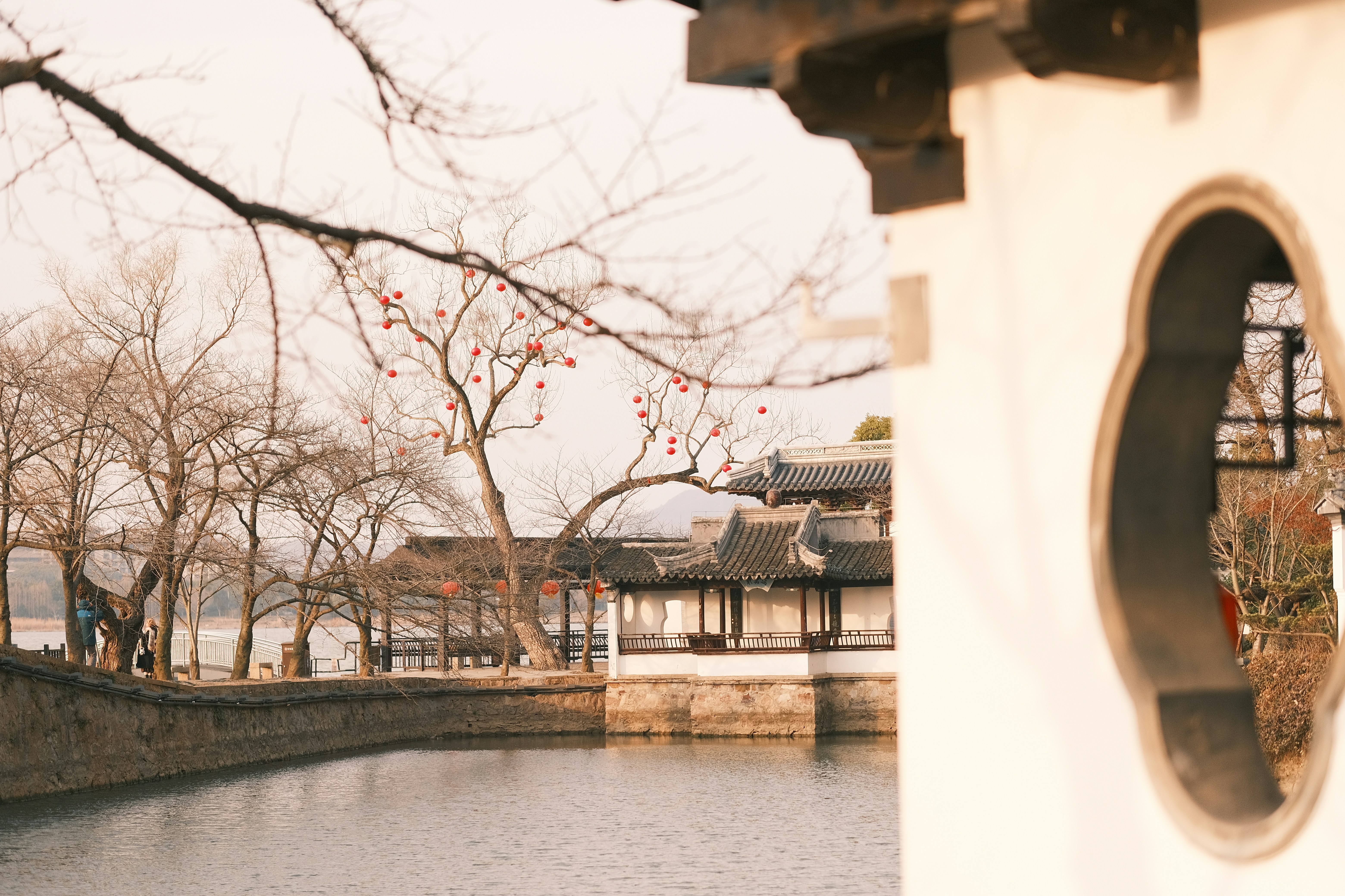 Blick auf ein Gewässer mit einem Gebäude im Hintergrund