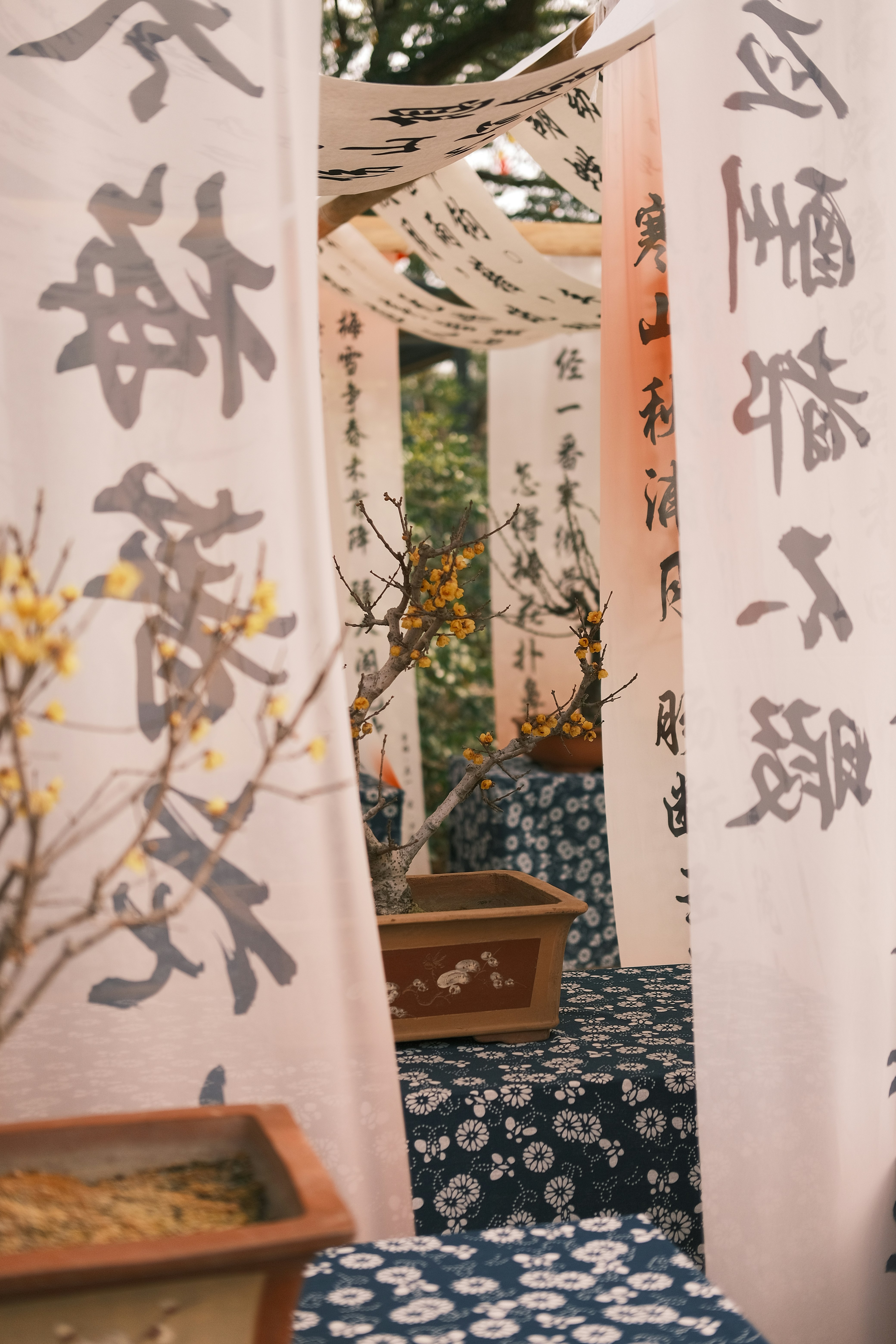 Ein Raum mit orientalischer Schrift an den Wänden