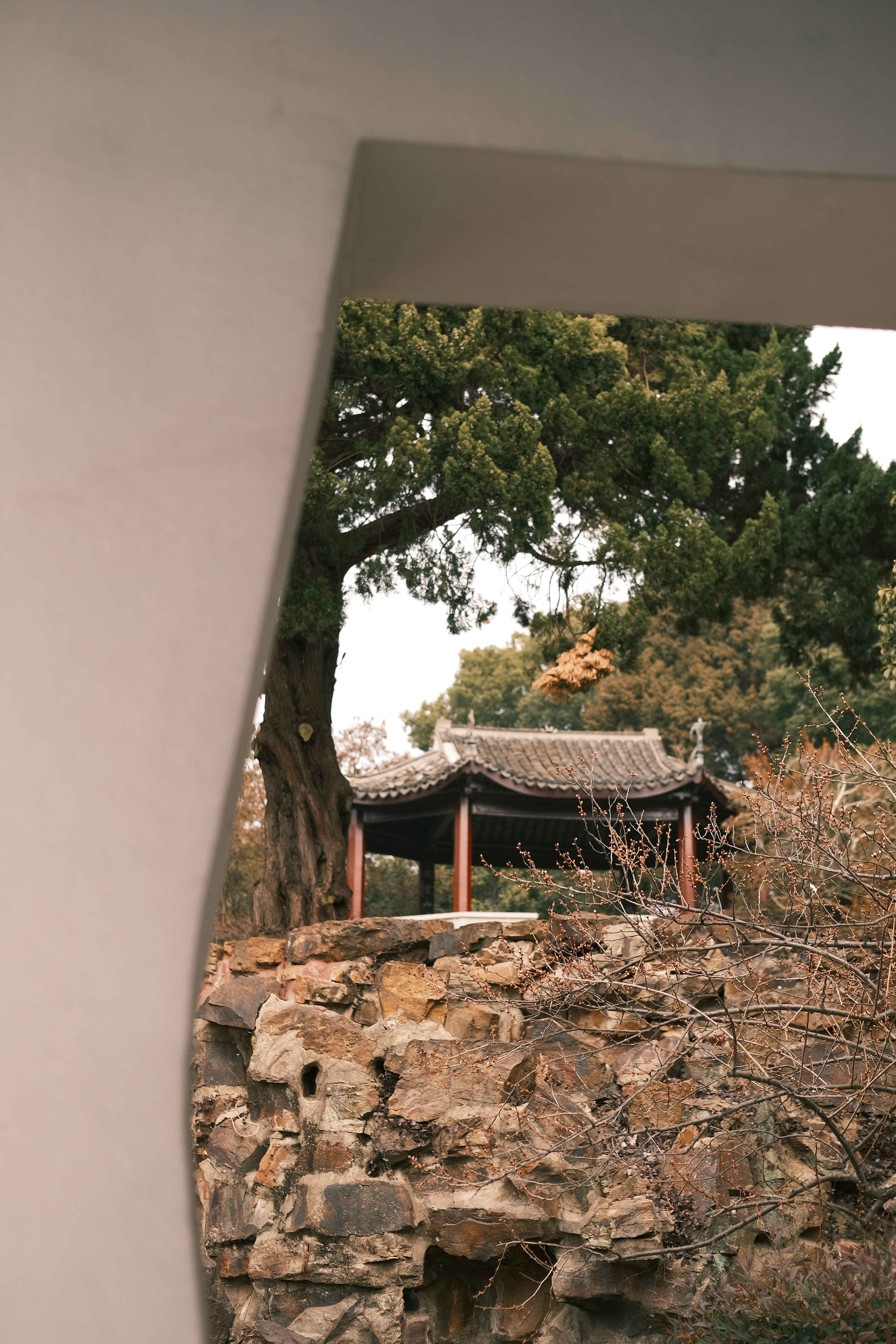 Eine Steinmauer mit einem Gebäude im Hintergrund