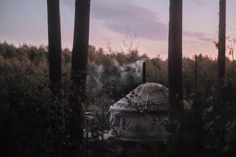 tenda glamping menghadap pemandangan pegunungan untuk wisata sleep tourism