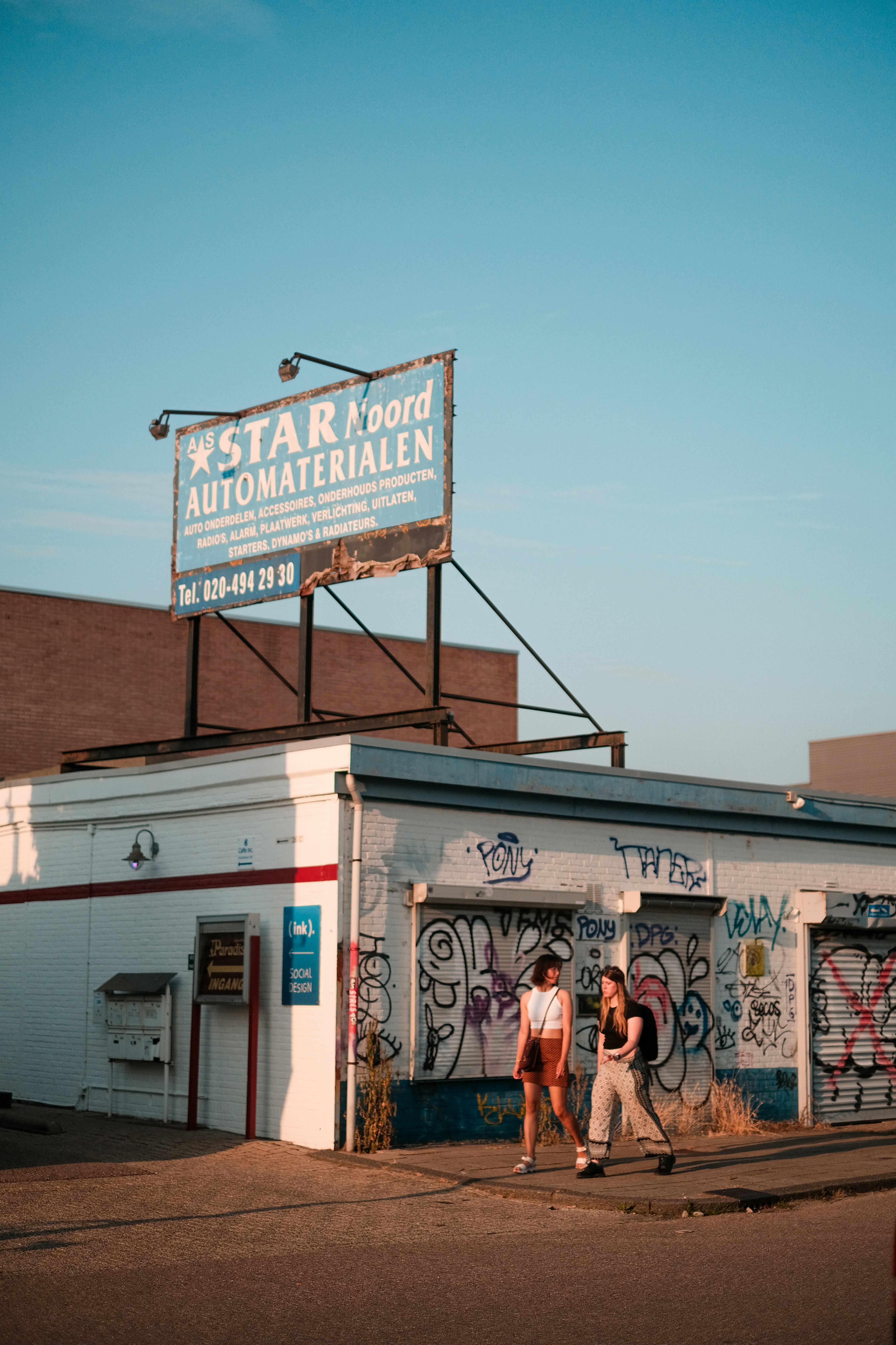 Ein paar Leute stehen vor einem Gebäude