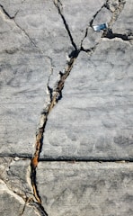 Carreler sur sol fissuré