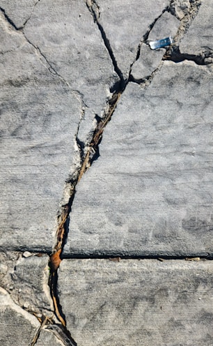 Carreler sur sol fissuré