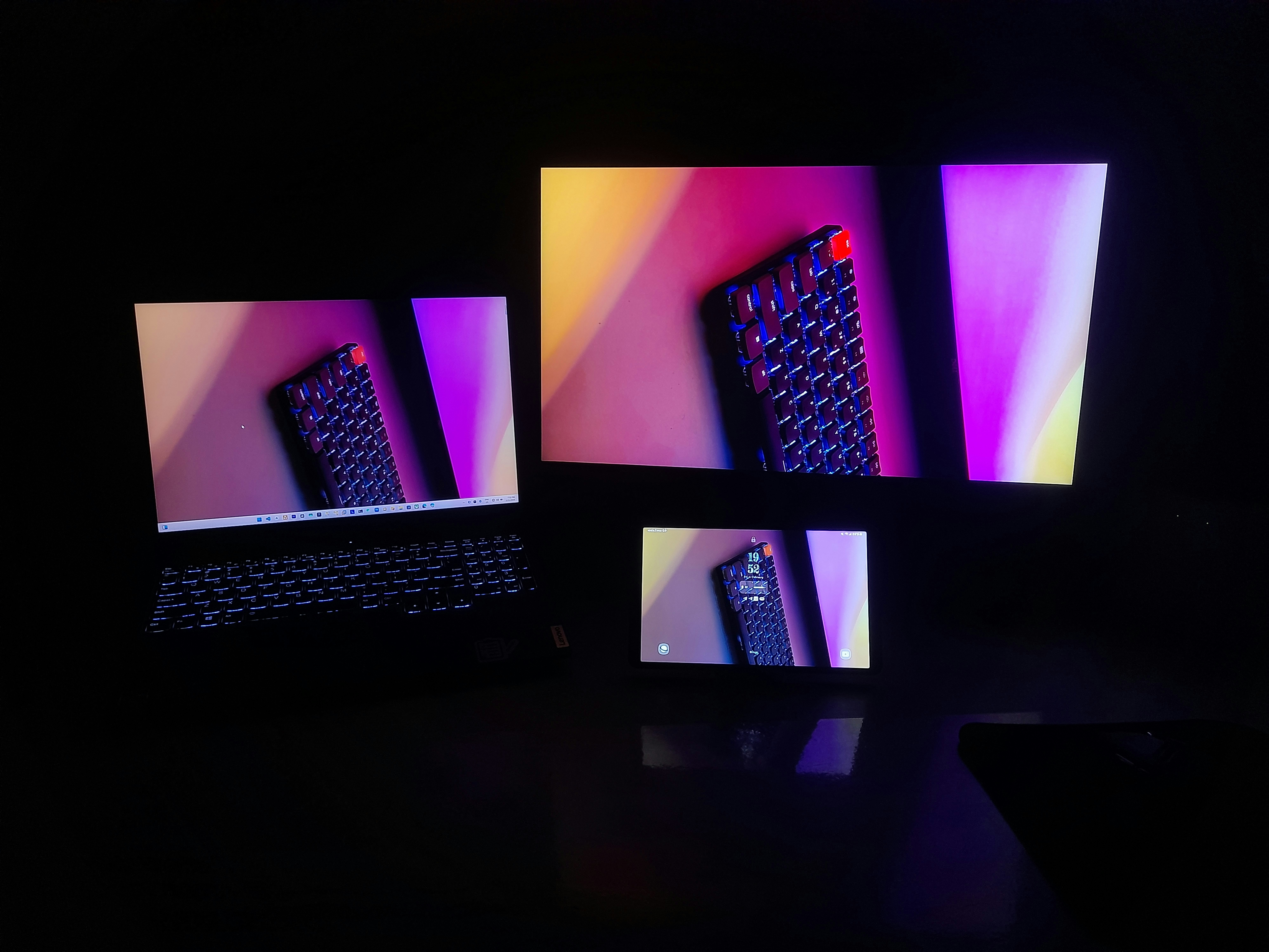 机の上に置かれたノートパソコン