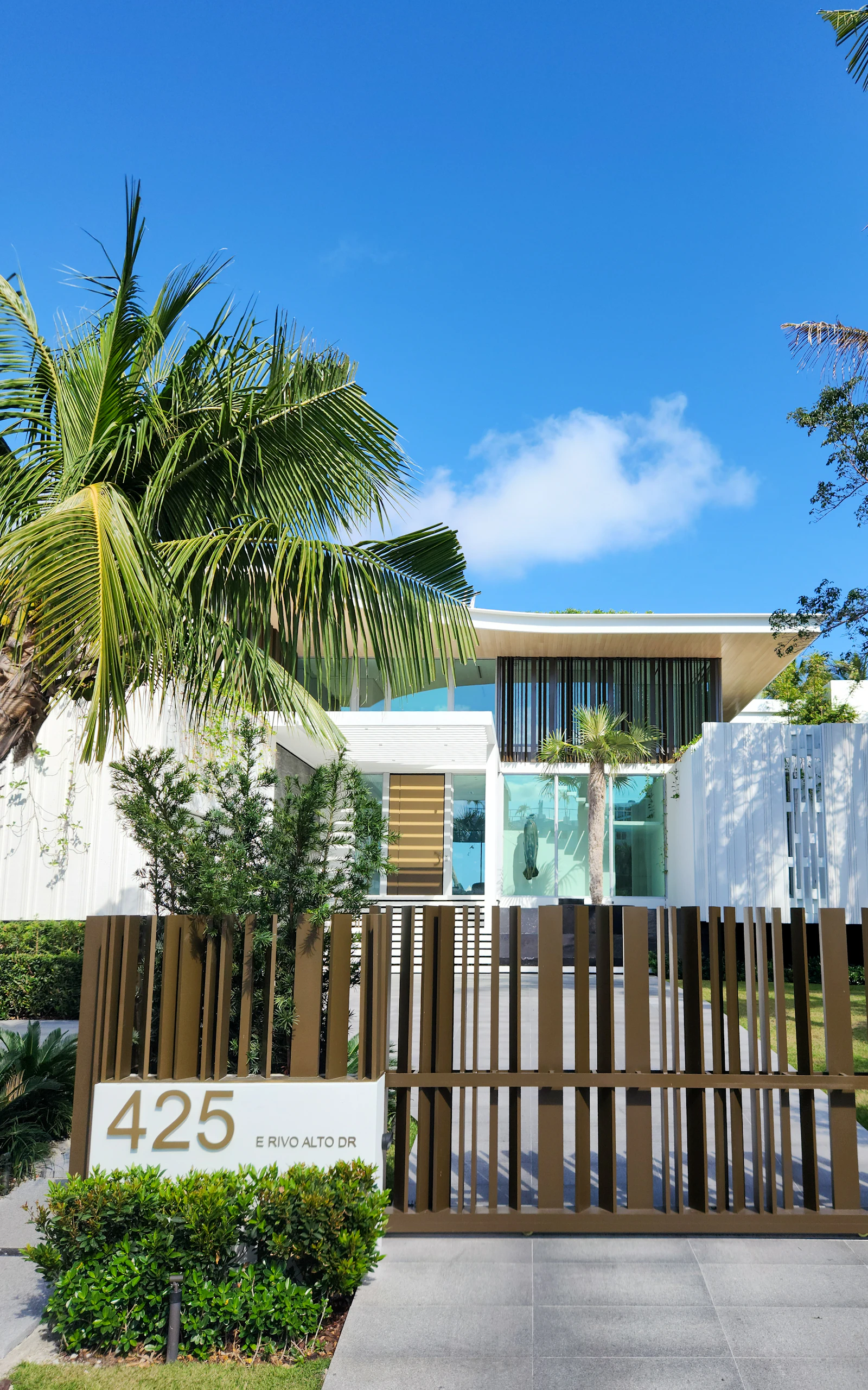 Beautiful Florida home with palm trees in Miami Beach