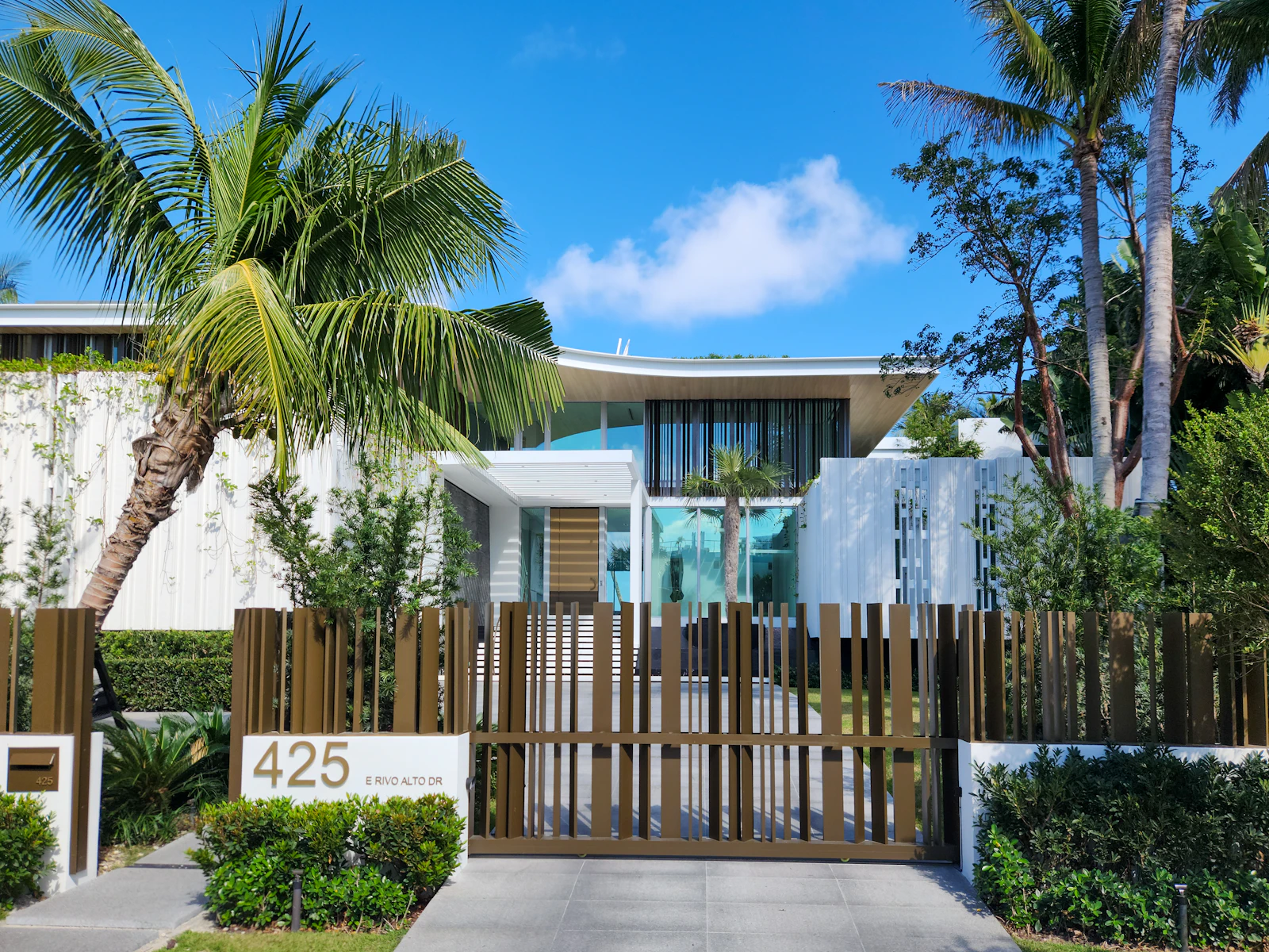 Modern home with palm trees in Miami Beach (photo: Zoshua Colah on Unsplash)