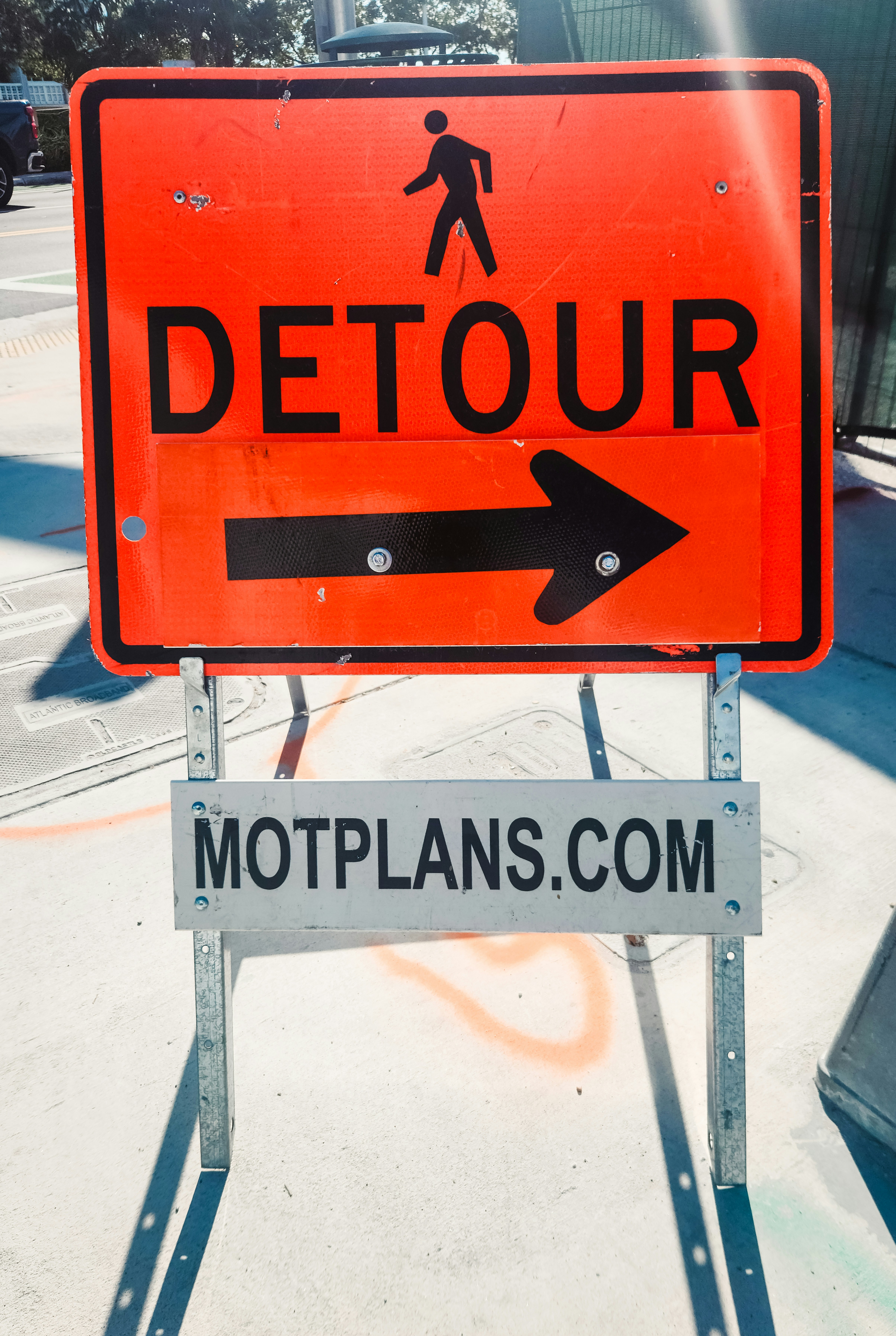 Una señal de desvío con una flecha apuntando a la derecha foto – Imagen ...