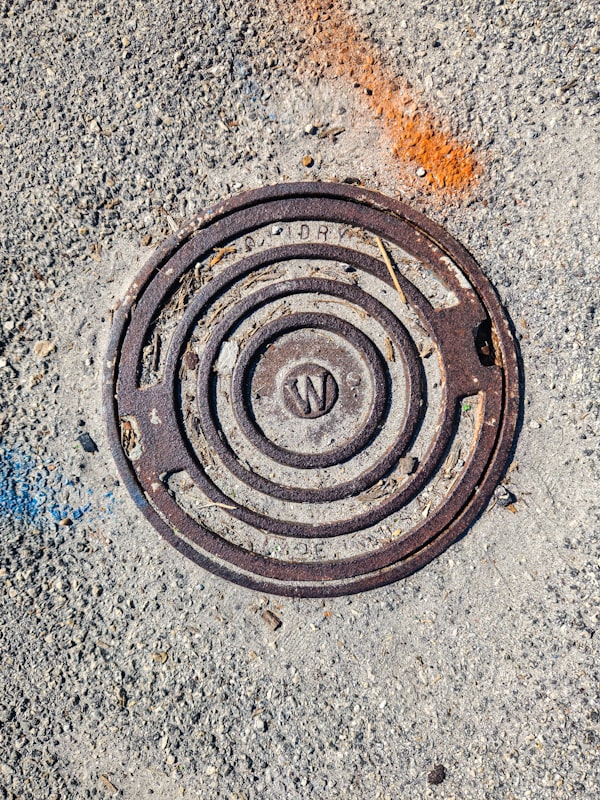 Schachtabdeckung im Gehweg