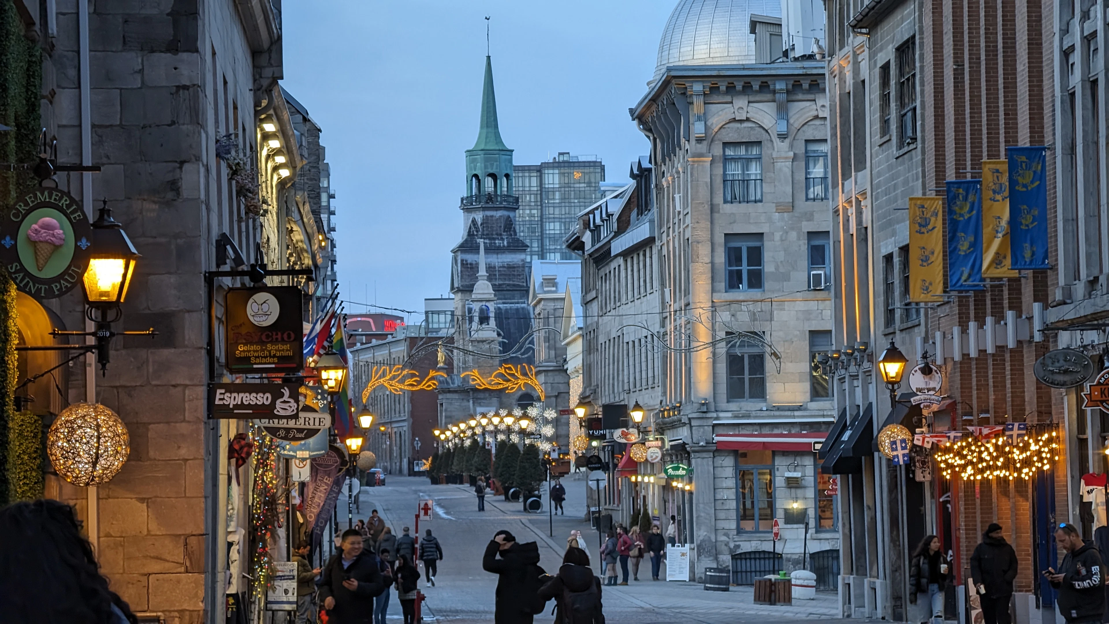 Une rue commerçante de Montréal