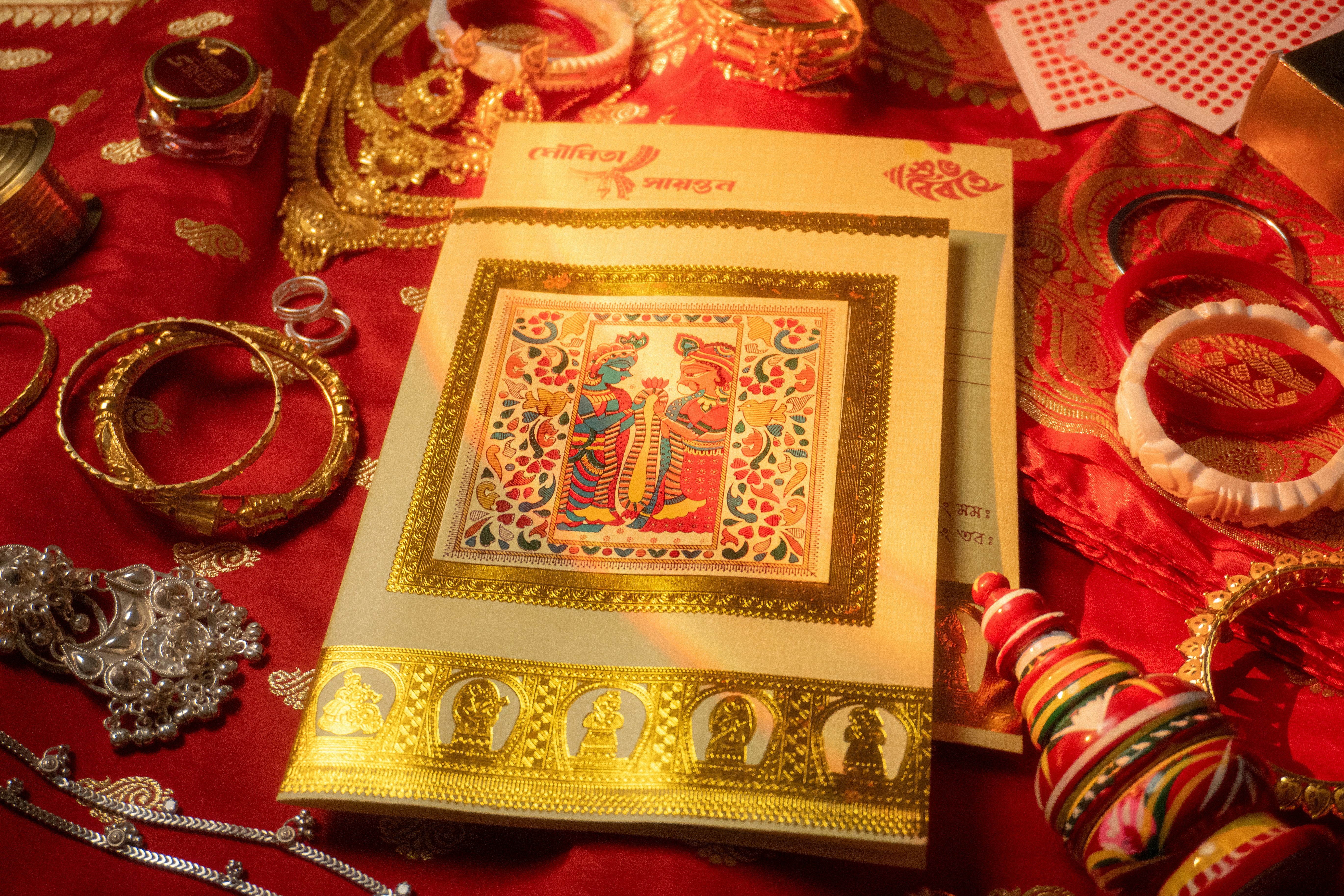 A table topped with lots of different types of jewelry