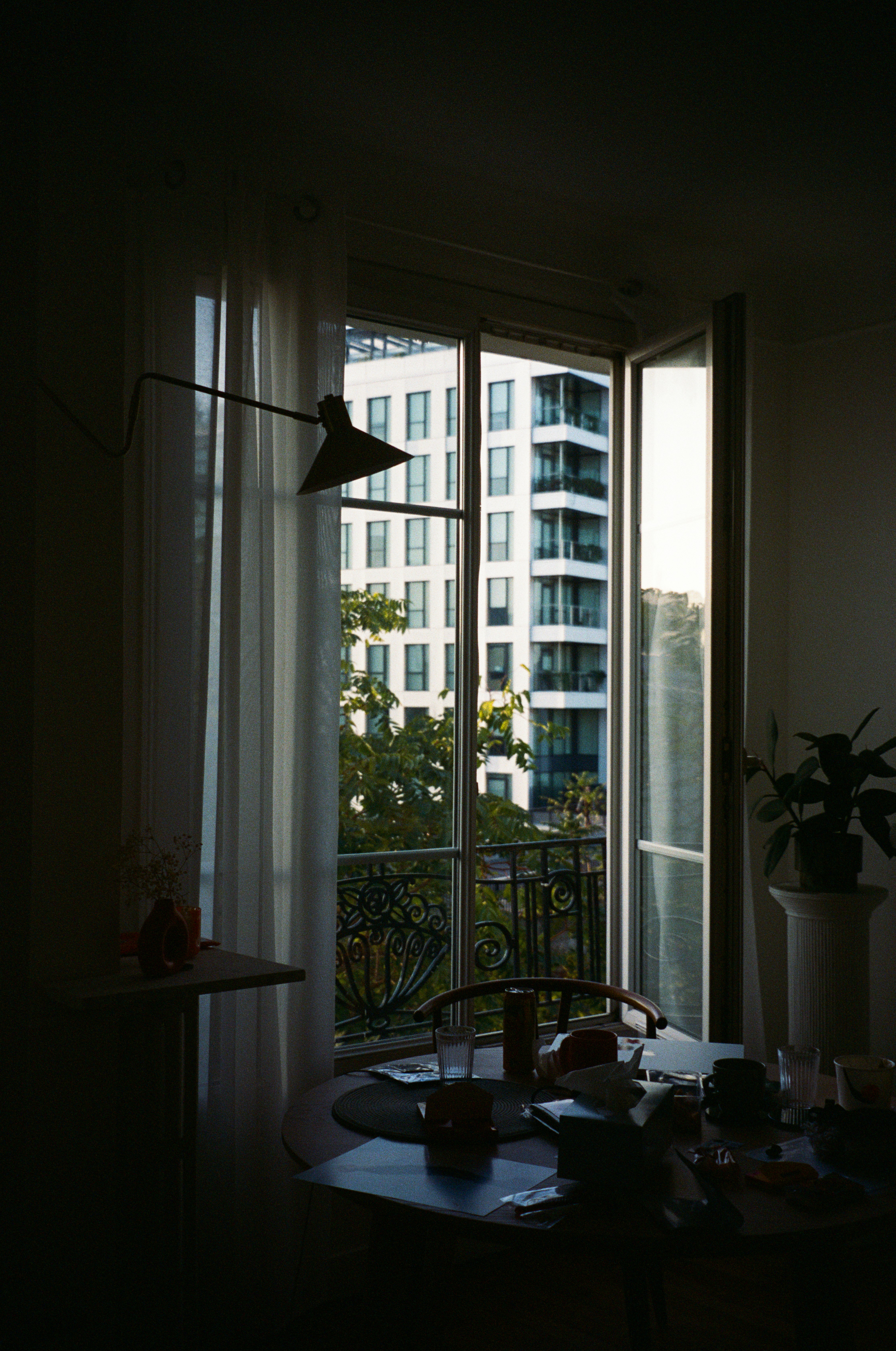 minimalist balcony decor, wallpaper, Monochrome Balcony Layout Ideas: Stylish Outdoor Spaces 6