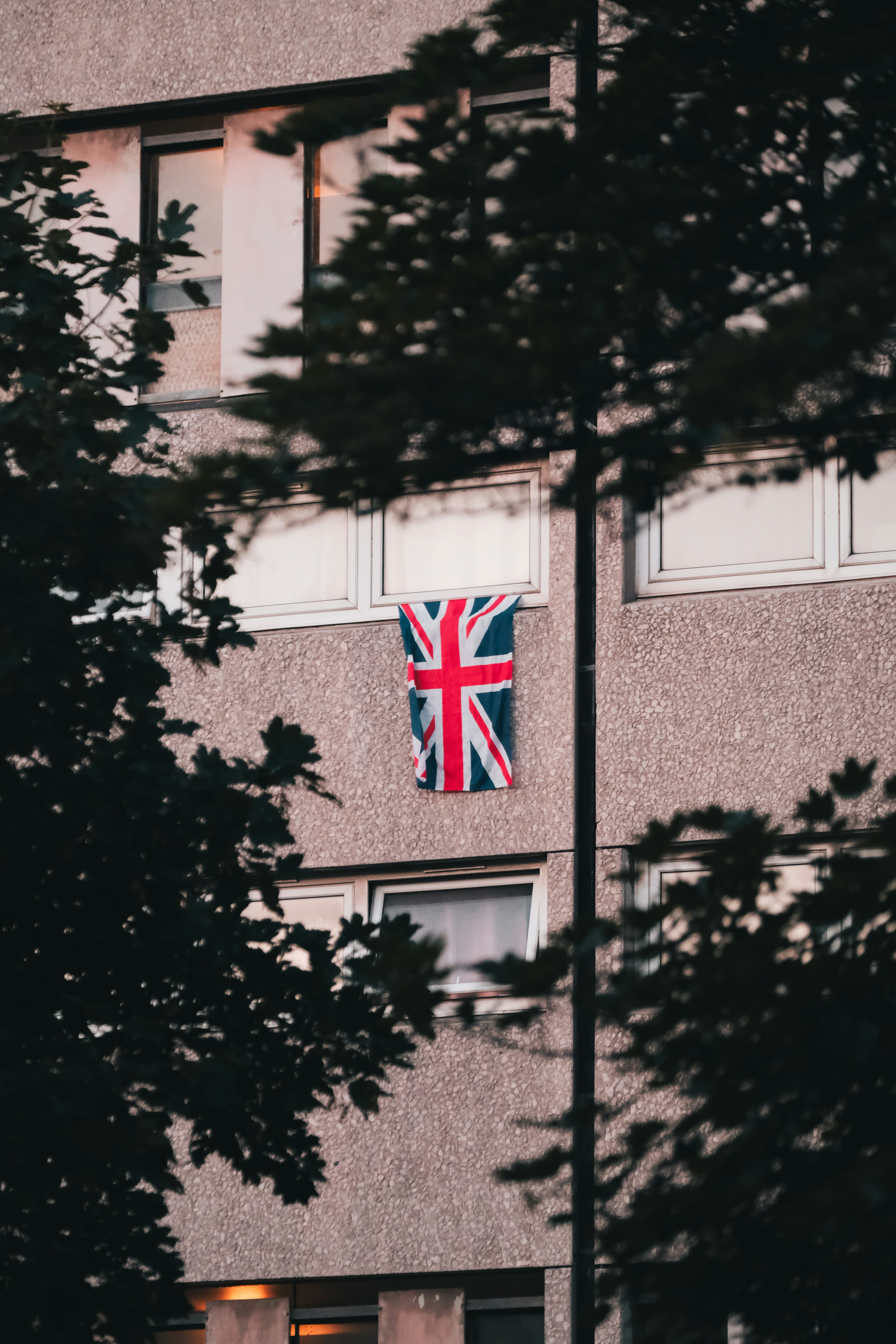 Ein hohes Gebäude mit einer britischen Flagge an der Seite