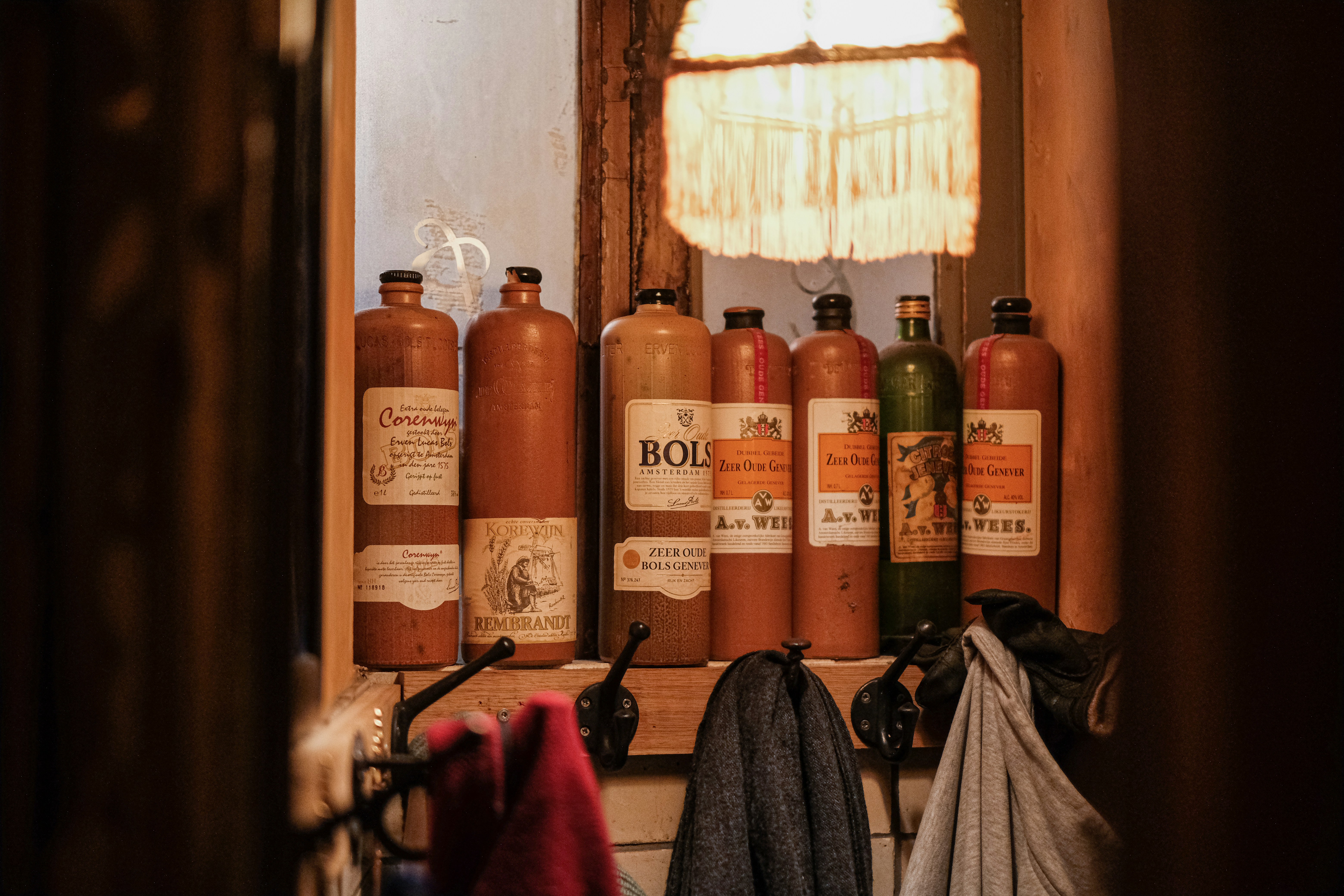 Ein Badezimmer mit einem Spiegel und mehreren Flaschen an der Wand