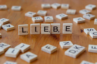 Das Wort LIEBE aus Holzbuchstaben gesetzt - als Symbol der Integration